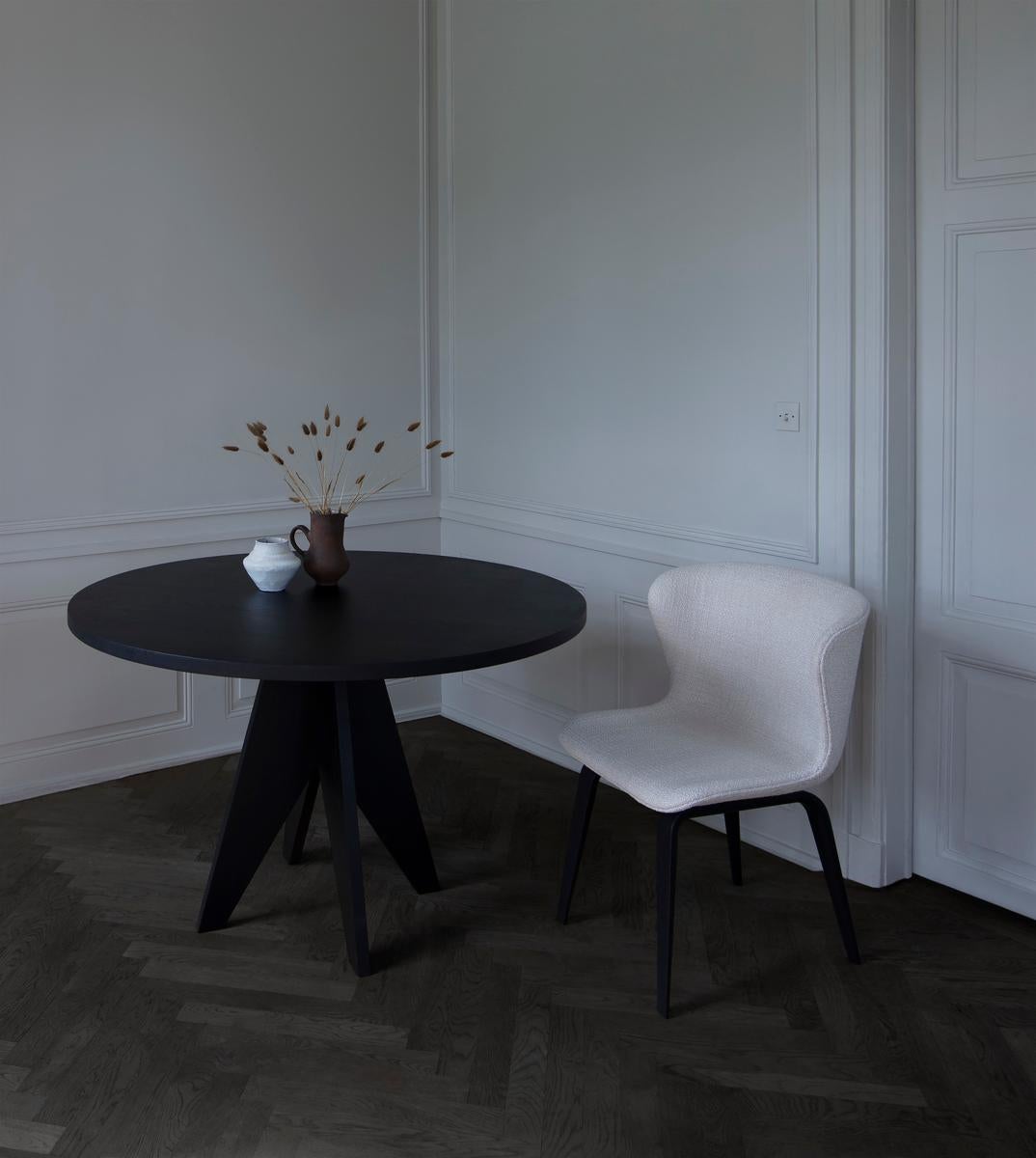 Zeitgenössischer runder Tisch ''POSE'', 120, schwarze Eiche im Zustand „Neu“ im Angebot in Paris, FR