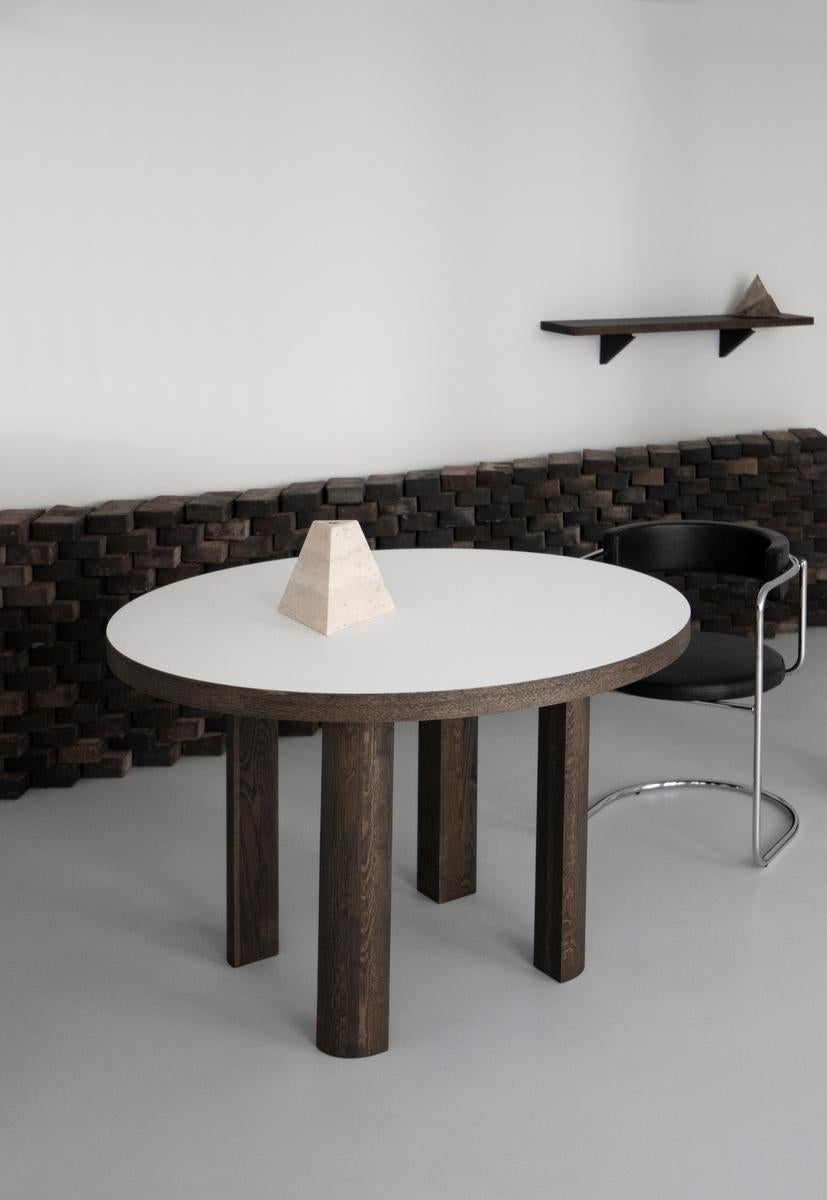 Tavolo rotondo contemporaneo 'Quarter', Oak fumé / piano bianco in vendita 3