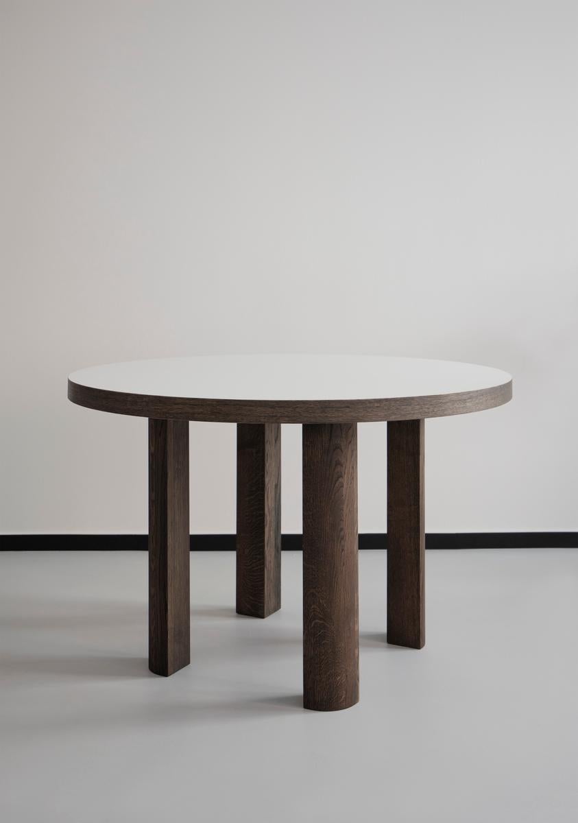 Organique Table ronde contemporaine 'Quarter', plateau en chêne fumé et blanc en vente