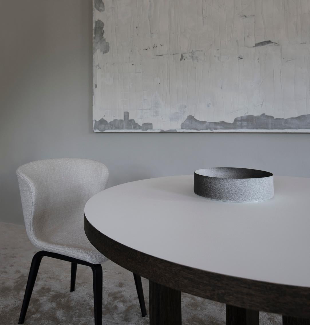 Danois Table ronde contemporaine 'Quarter', plateau en chêne fumé et blanc en vente