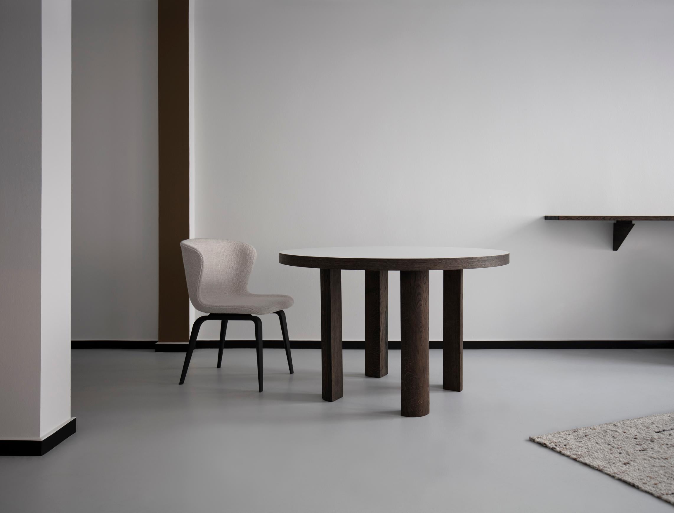 Laminé Table ronde contemporaine 'Quarter', plateau en chêne fumé et blanc en vente