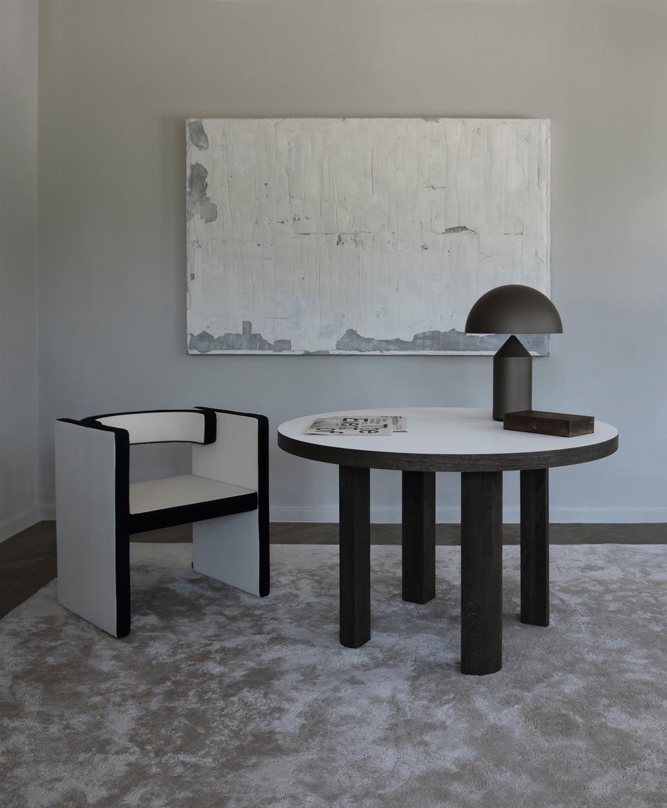 Chêne Table ronde contemporaine 'Quarter', plateau en chêne fumé et blanc en vente