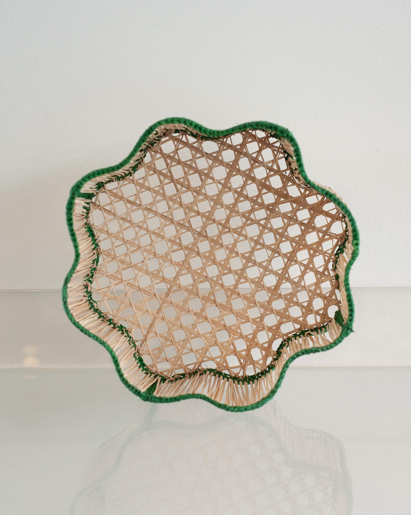 Contemporary Round Wavy Woven Rattan Bowl / Basket in Grün (Kolumbianisch) im Angebot