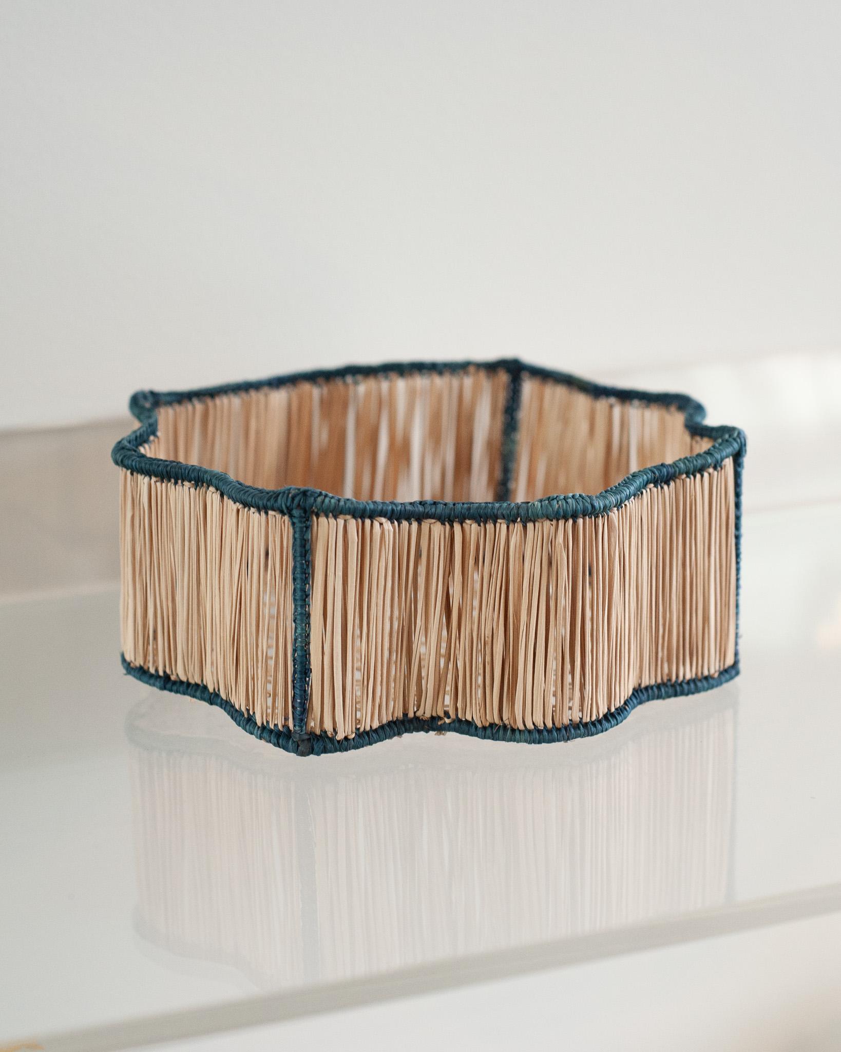 Tissé à la main Bol / panier rond contemporain en rotin tressé ondulé, marine en vente