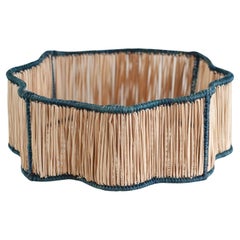 Bol / panier rond contemporain en rotin tressé ondulé, marine