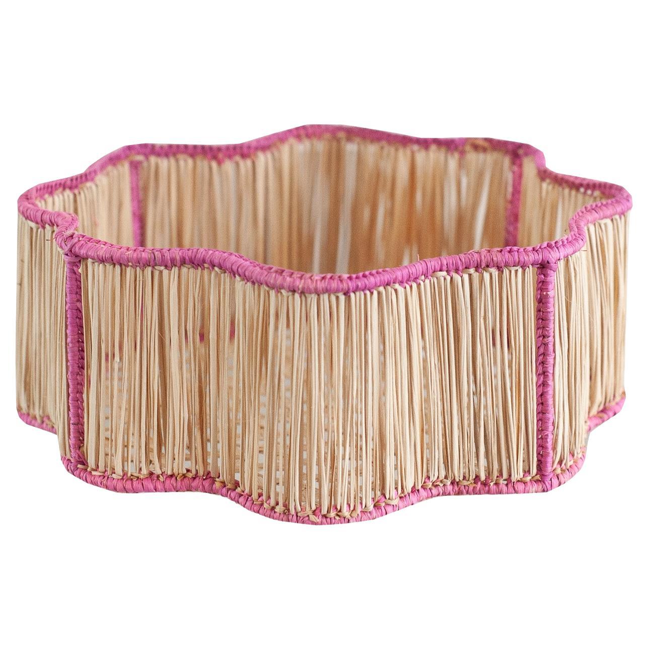 Bol / panier rond contemporain en rotin tressé ondulé en rose