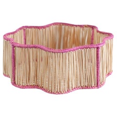 Bol / panier rond contemporain en rotin tressé ondulé en rose