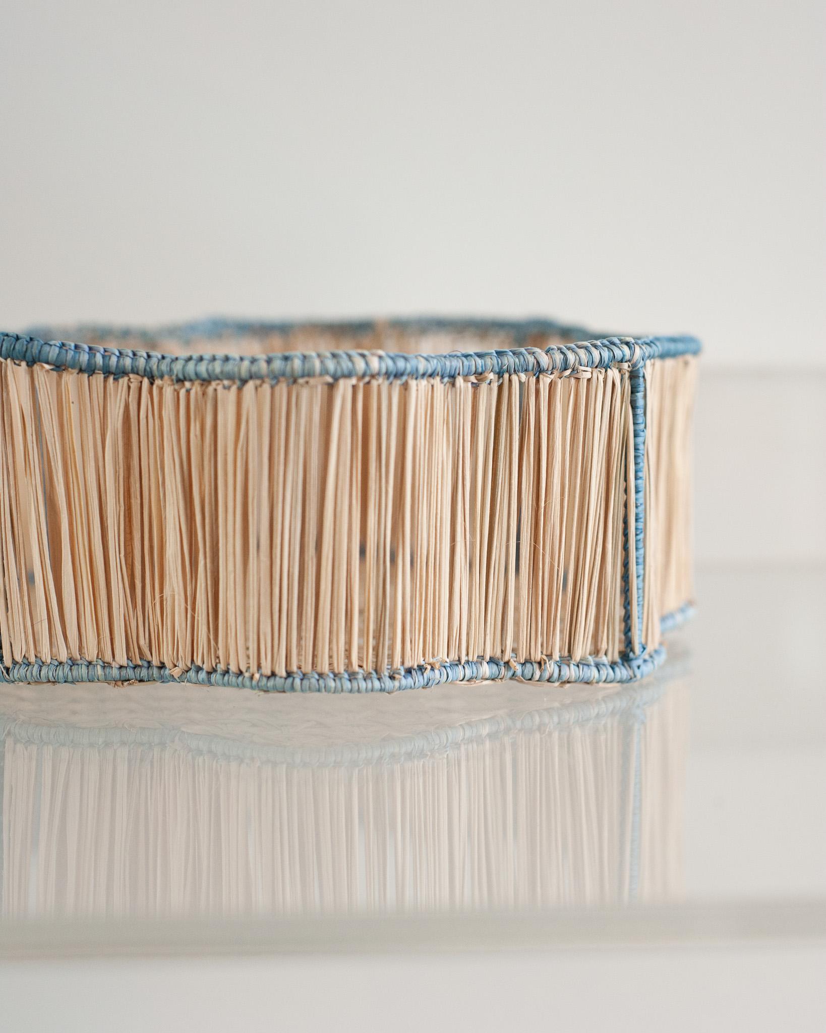 Verschönern Sie Ihren Tisch mit dieser atemberaubenden, handgeflochtenen Rattanschale / Brotkorb. Dieses von erfahrenen Kunsthandwerkern gefertigte Stück zeigt die klassische Technik des Webens auf moderne Weise. Von Jean Michel Frank bis zum Haus