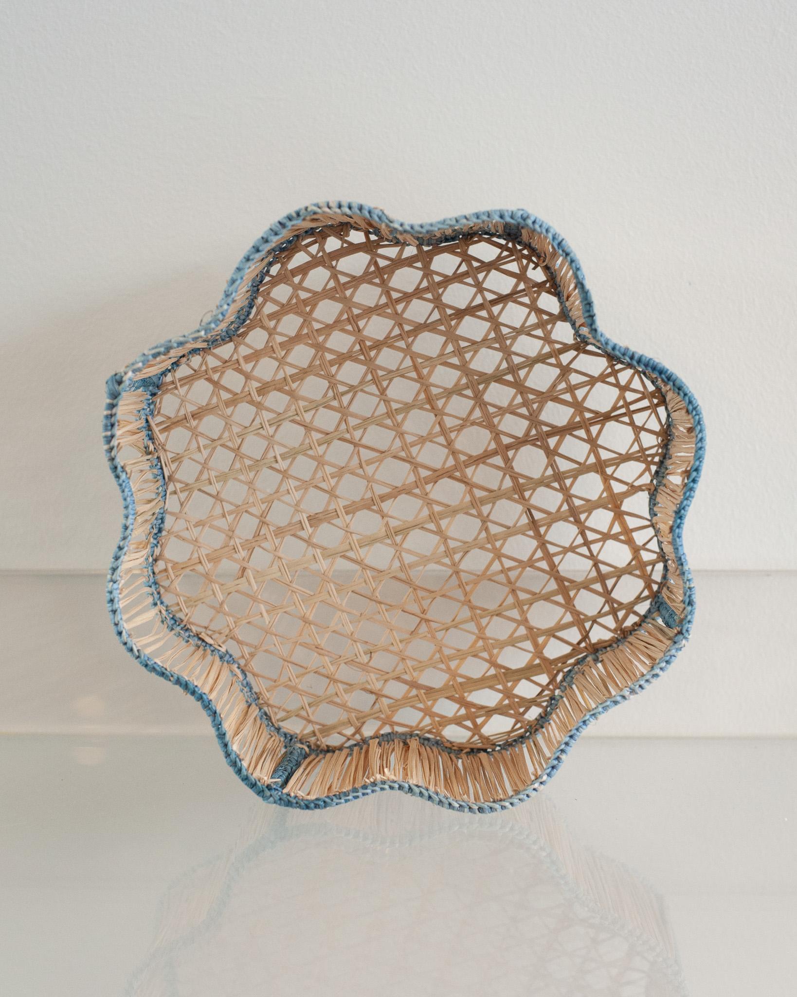 Contemporary Round Wavy Woven Rattan Bowl / Basket in Sky Blue (Kolumbianisch) im Angebot