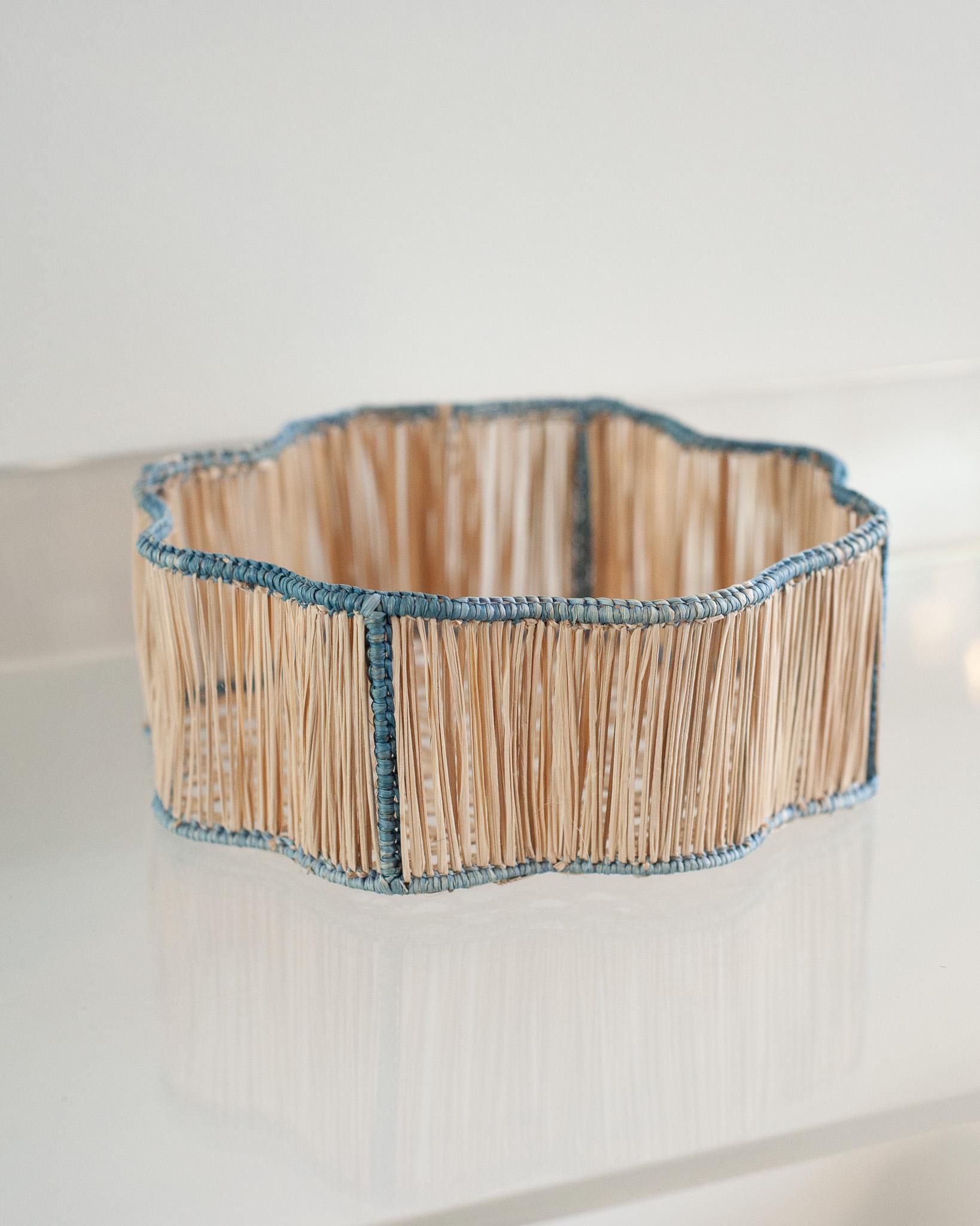 Contemporary Round Wavy Woven Rattan Bowl / Basket in Sky Blue (Handgewebt) im Angebot