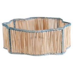 Bol / panier rond contemporain en rotin ondulé tressé en bleu ciel