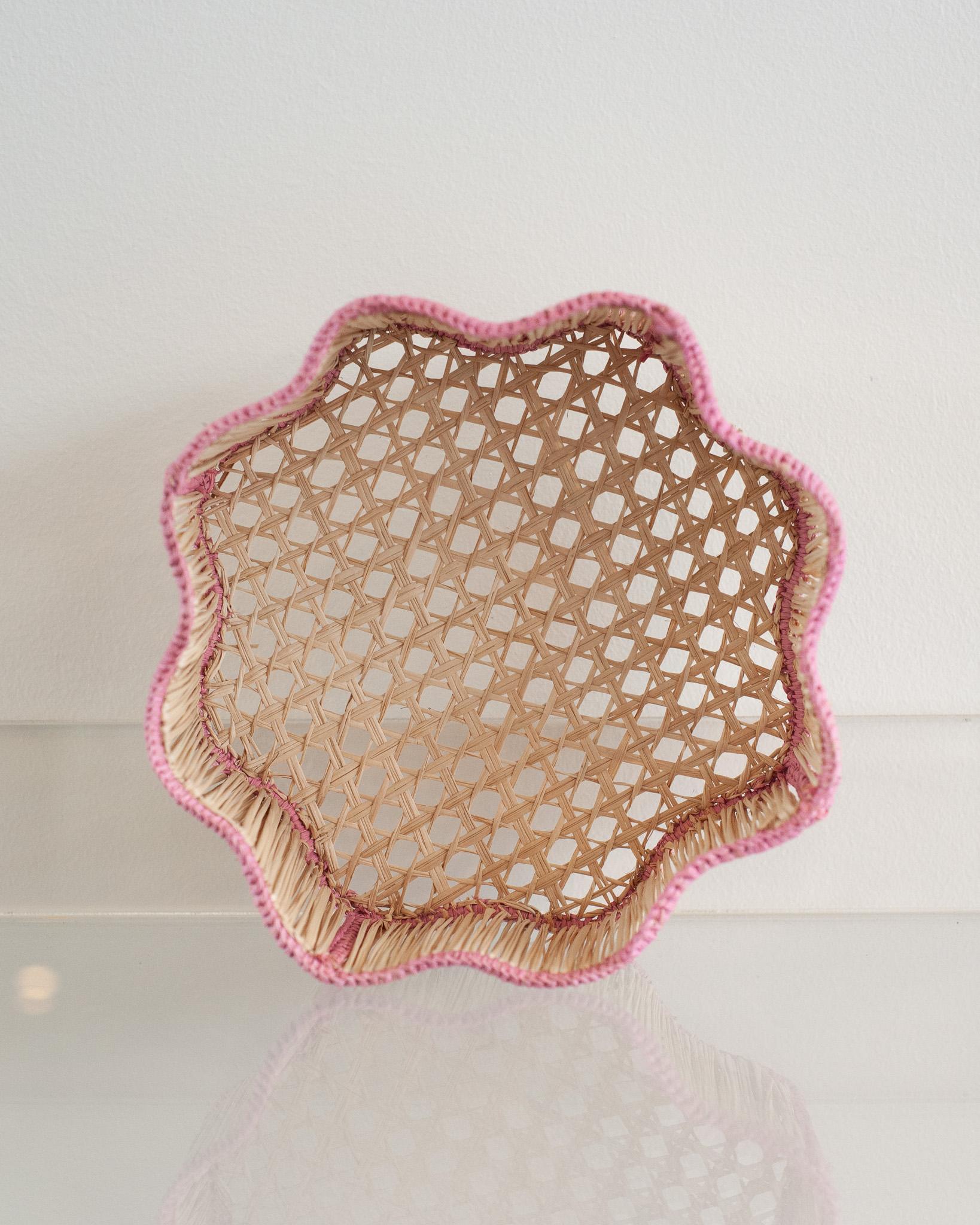 Contemporary Round Wavy Woven Rattan Bowl / Basket in Soft Pink (Kolumbianisch) im Angebot