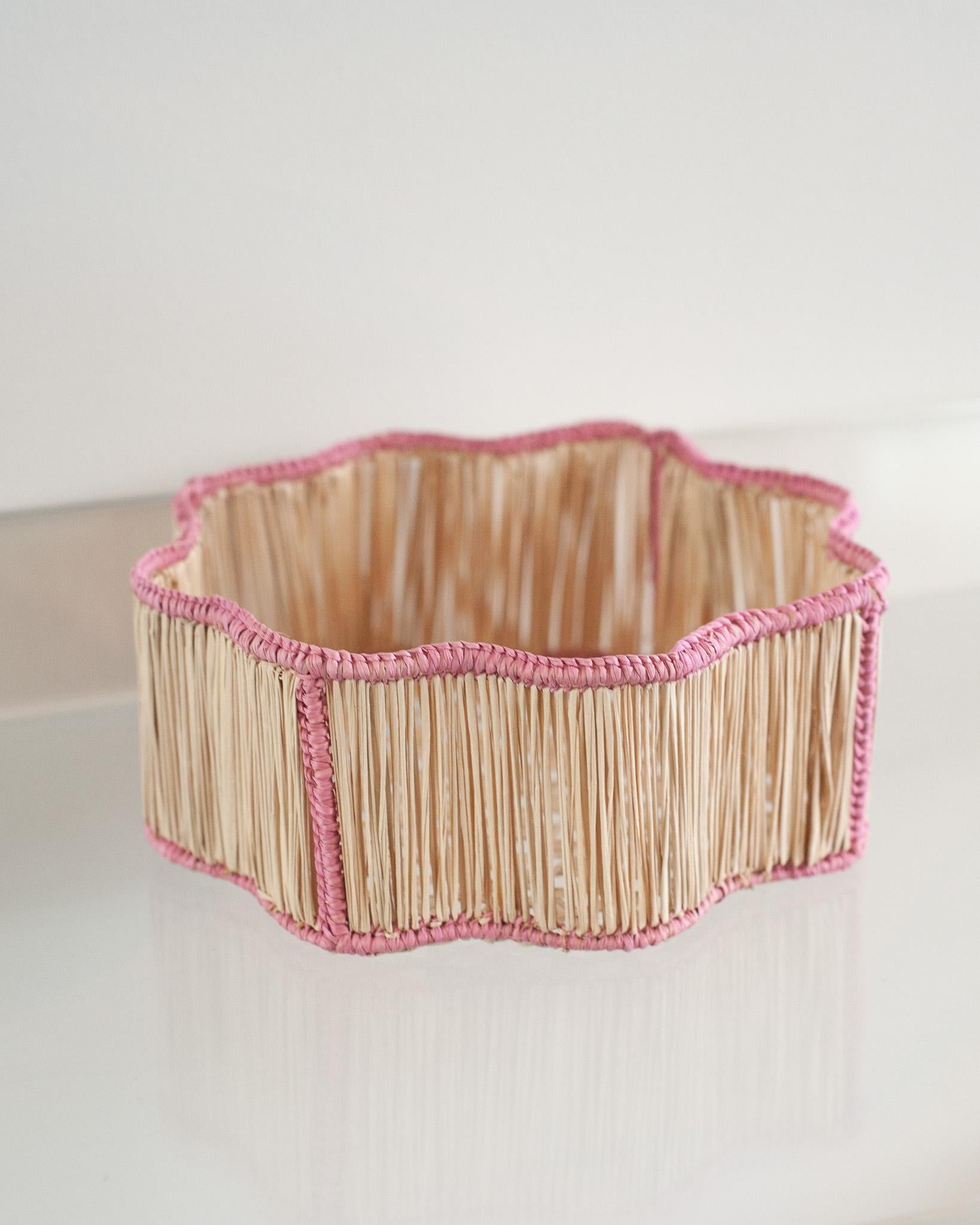 Contemporary Round Wavy Woven Rattan Bowl / Basket in Soft Pink (Handgewebt) im Angebot
