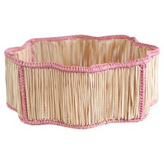 Bol / panier rond contemporain en rotin tressé ondulé, rose tendre