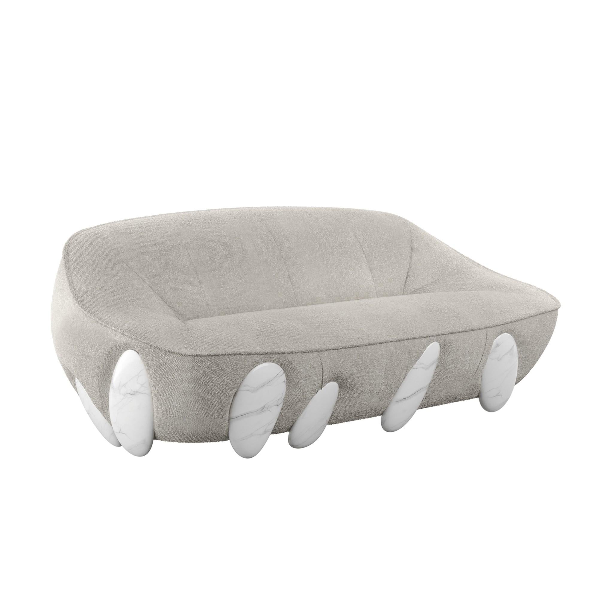 Le canapé Lunarys est un canapé de style contemporain qui se caractérise par une esthétique glamour. Il s'agit d'un canapé moderne exceptionnel, revêtu de bouclette et doté de pieds en marbre brillant peint à la main, qui surprend par sa forte