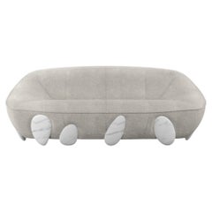 Divano rotondo moderno organico rivestito in bouclé bianco con gambe dipinte a mano