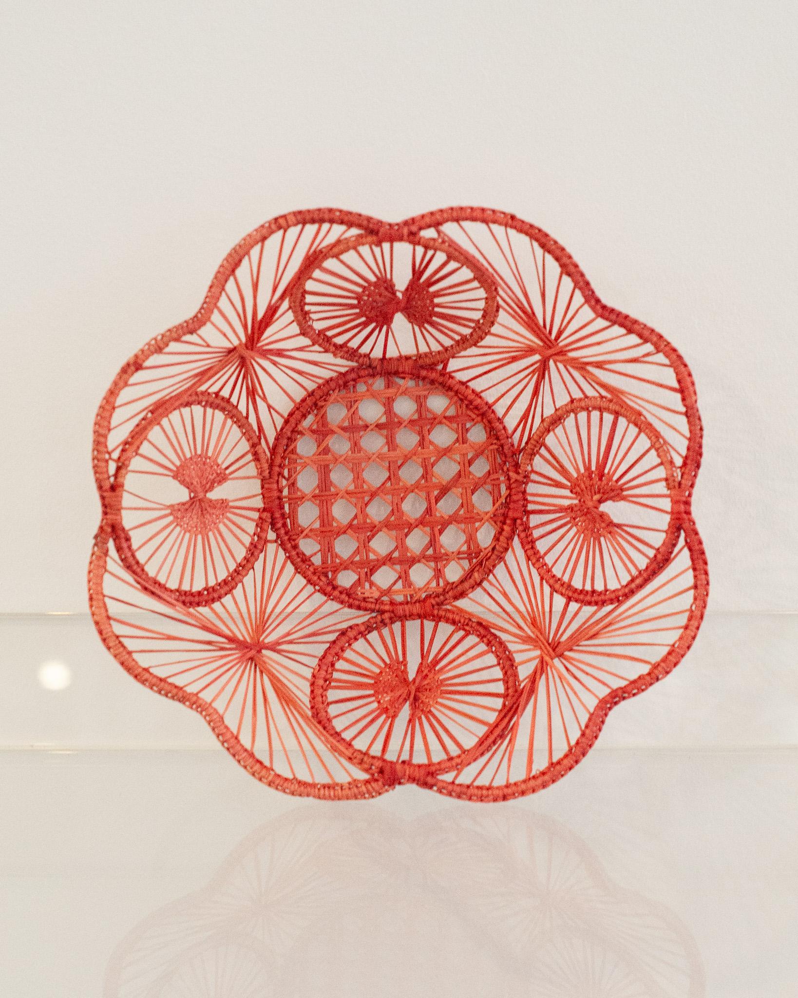 Contemporary Round Woven Rattan Bowl / Basket in Koralle (Handgewebt) im Angebot