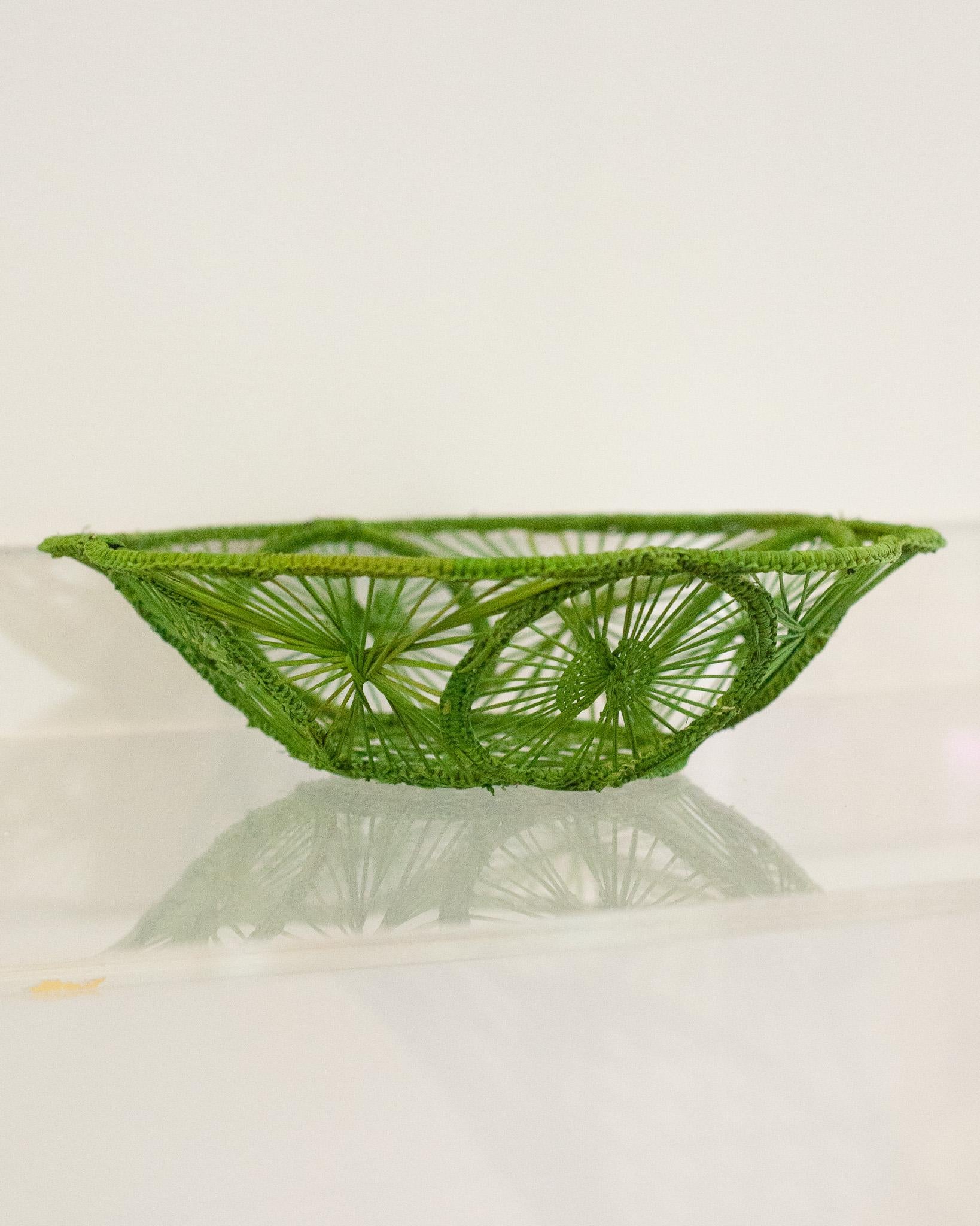 Verschönern Sie Ihren Tisch mit dieser wunderschönen handgeflochtenen Rattan-Schale / Brotkorb. Dieses von erfahrenen Kunsthandwerkern gefertigte Stück zeigt die klassische Technik des Webens auf moderne Weise. Von Jean Michel Frank bis zum Haus