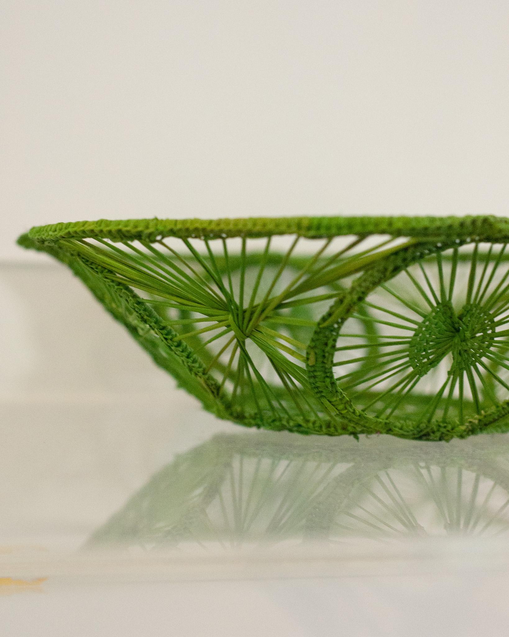 Contemporary Round Woven Rattan Bowl / Basket in Grün (Kolumbianisch) im Angebot