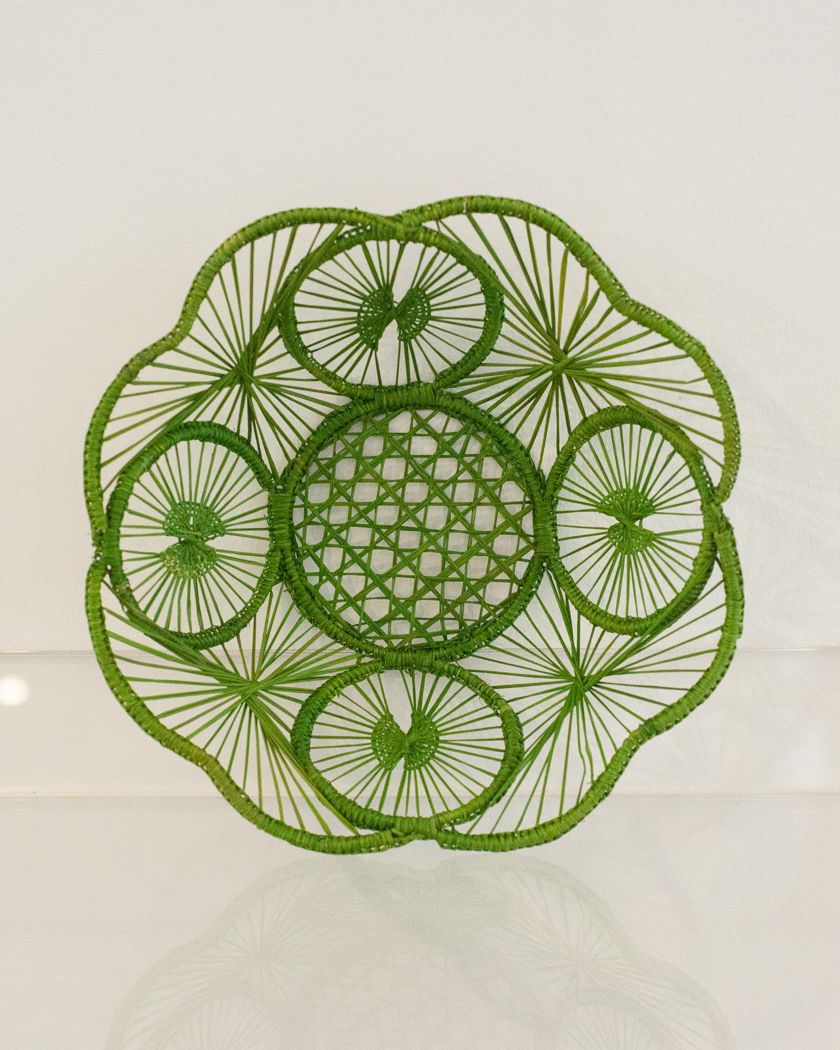 Contemporary Round Woven Rattan Bowl / Basket in Grün (Handgewebt) im Angebot