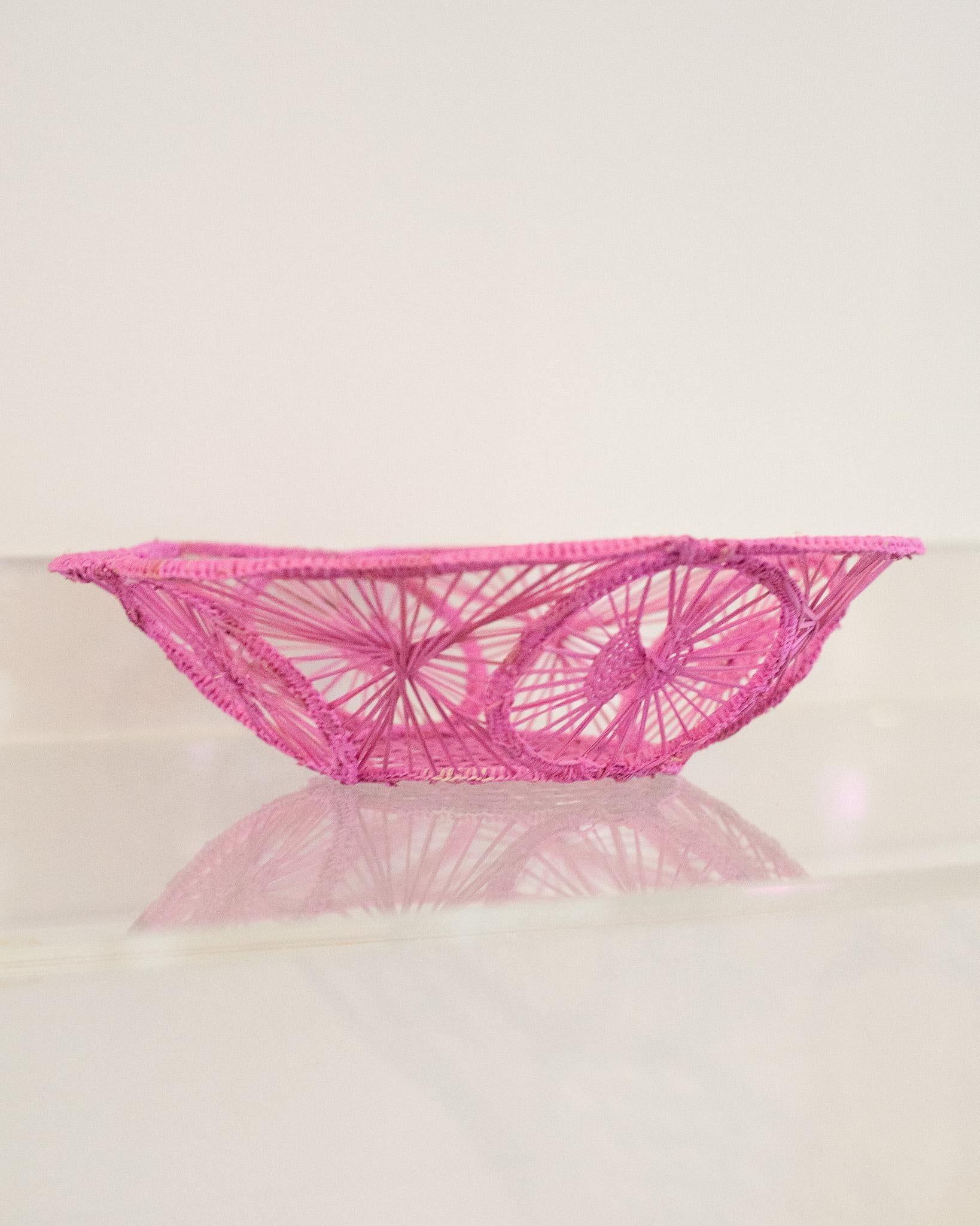Verschönern Sie Ihren Tisch mit dieser wunderschönen handgeflochtenen Rattan-Schale / Brotkorb. Dieses von erfahrenen Kunsthandwerkern gefertigte Stück zeigt die klassische Technik des Webens auf moderne Weise. Von Jean Michel Frank bis zum Haus