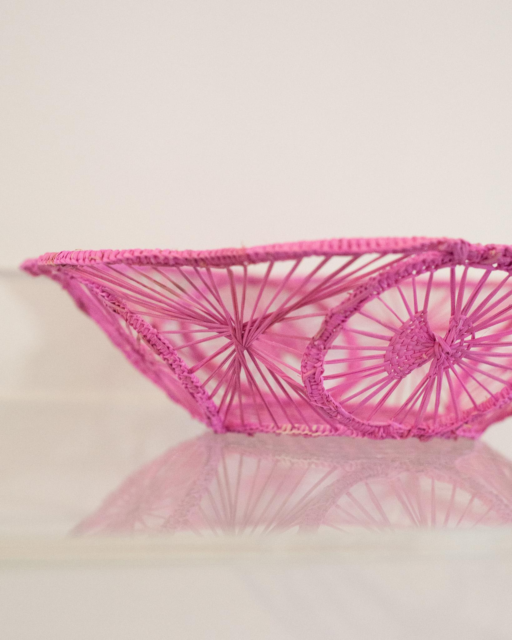 Contemporary Round Woven Rattan Bowl / Basket in Pink (Kolumbianisch) im Angebot