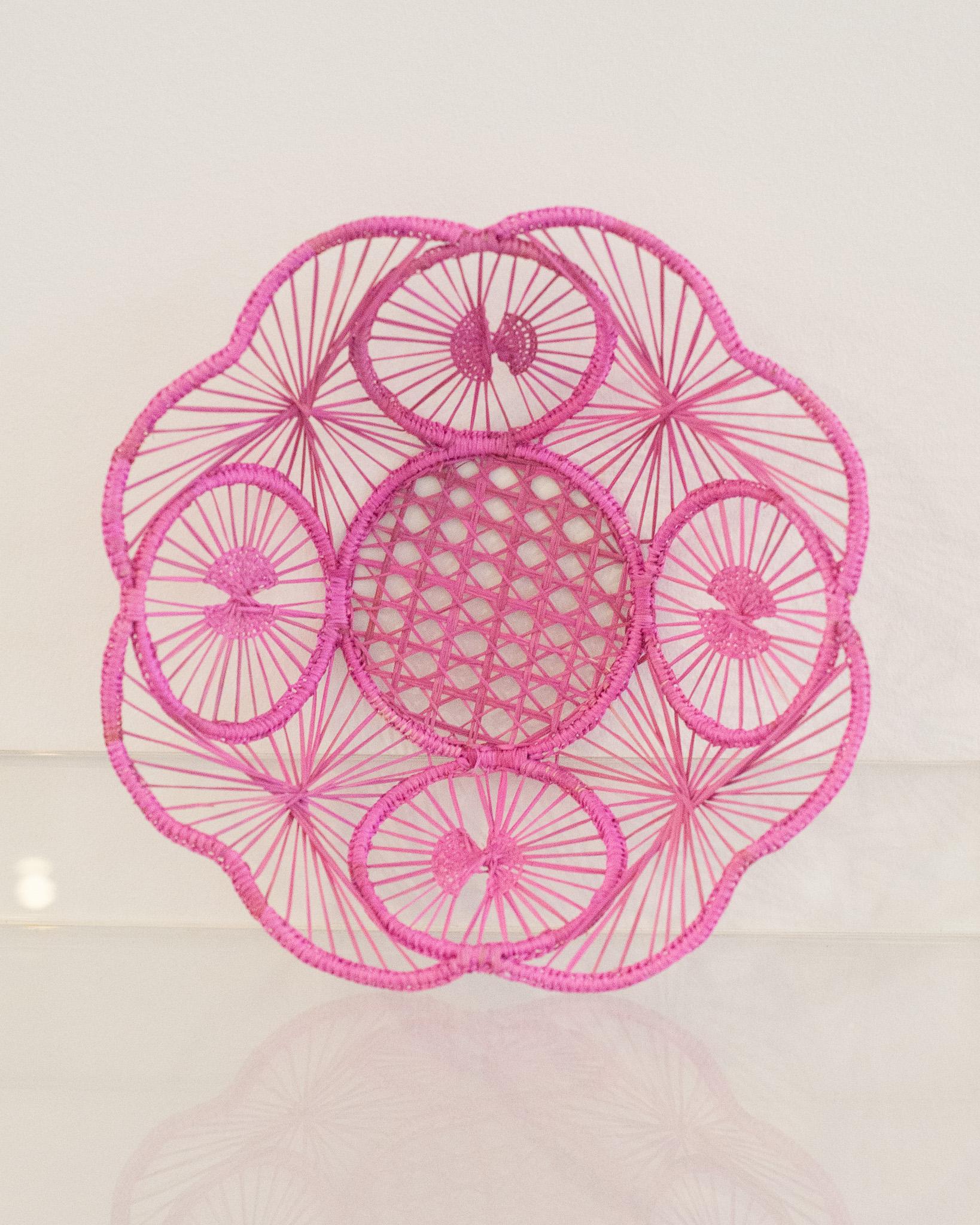 Contemporary Round Woven Rattan Bowl / Basket in Pink (Handgewebt) im Angebot
