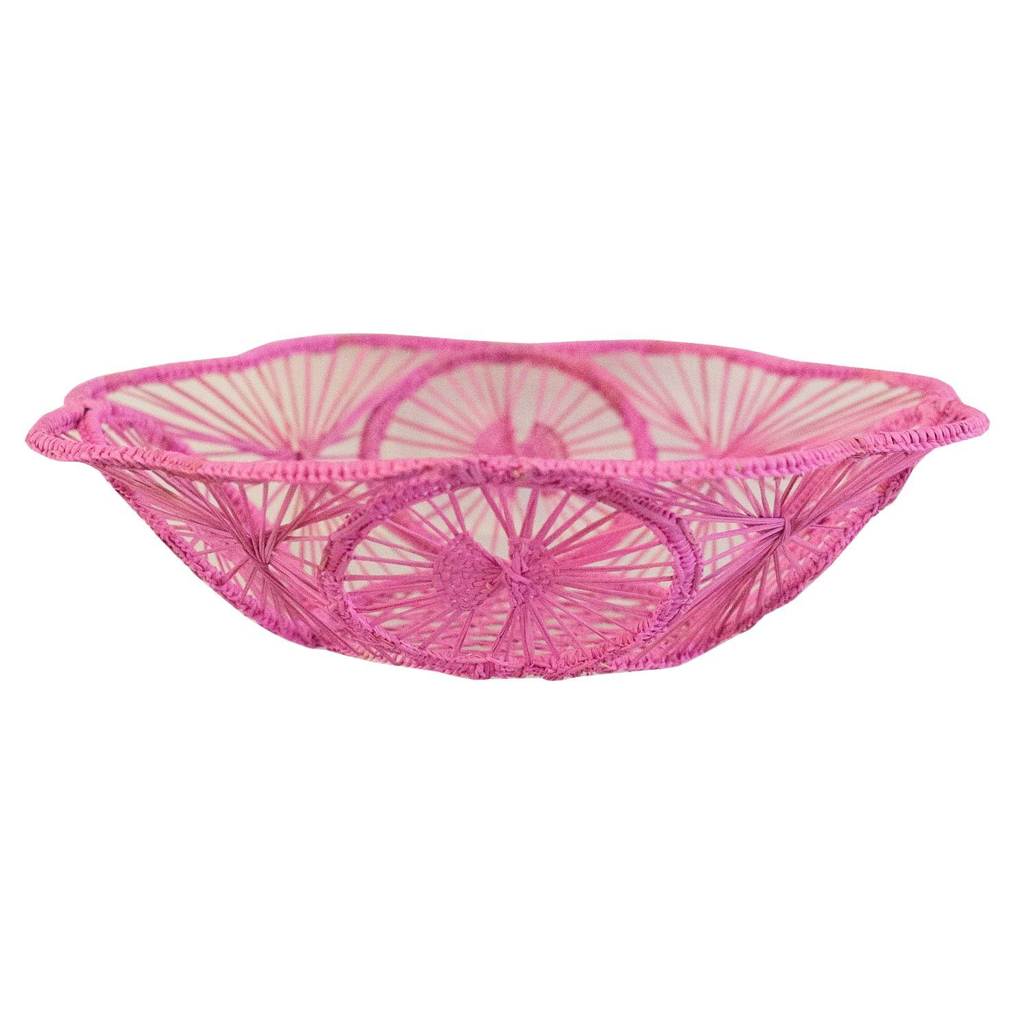 Bol / panier rond contemporain en rotin tressé en rose