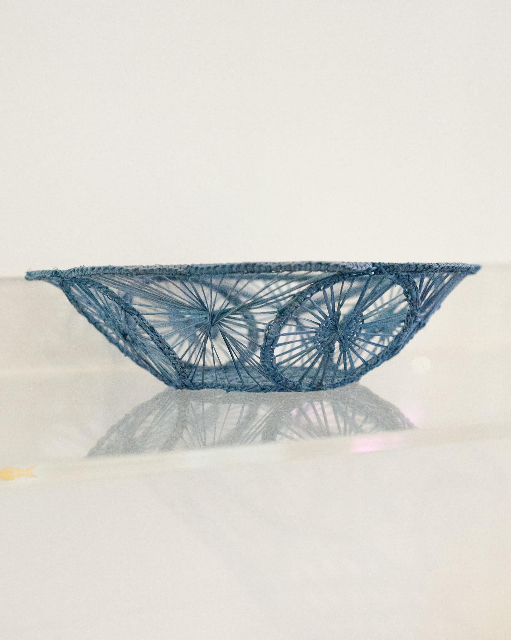 Verschönern Sie Ihren Tisch mit dieser wunderschönen handgeflochtenen Rattan-Schale / Brotkorb. Dieses von erfahrenen Kunsthandwerkern gefertigte Stück zeigt die klassische Technik des Webens auf moderne Weise. Von Jean Michel Frank bis zum Haus
