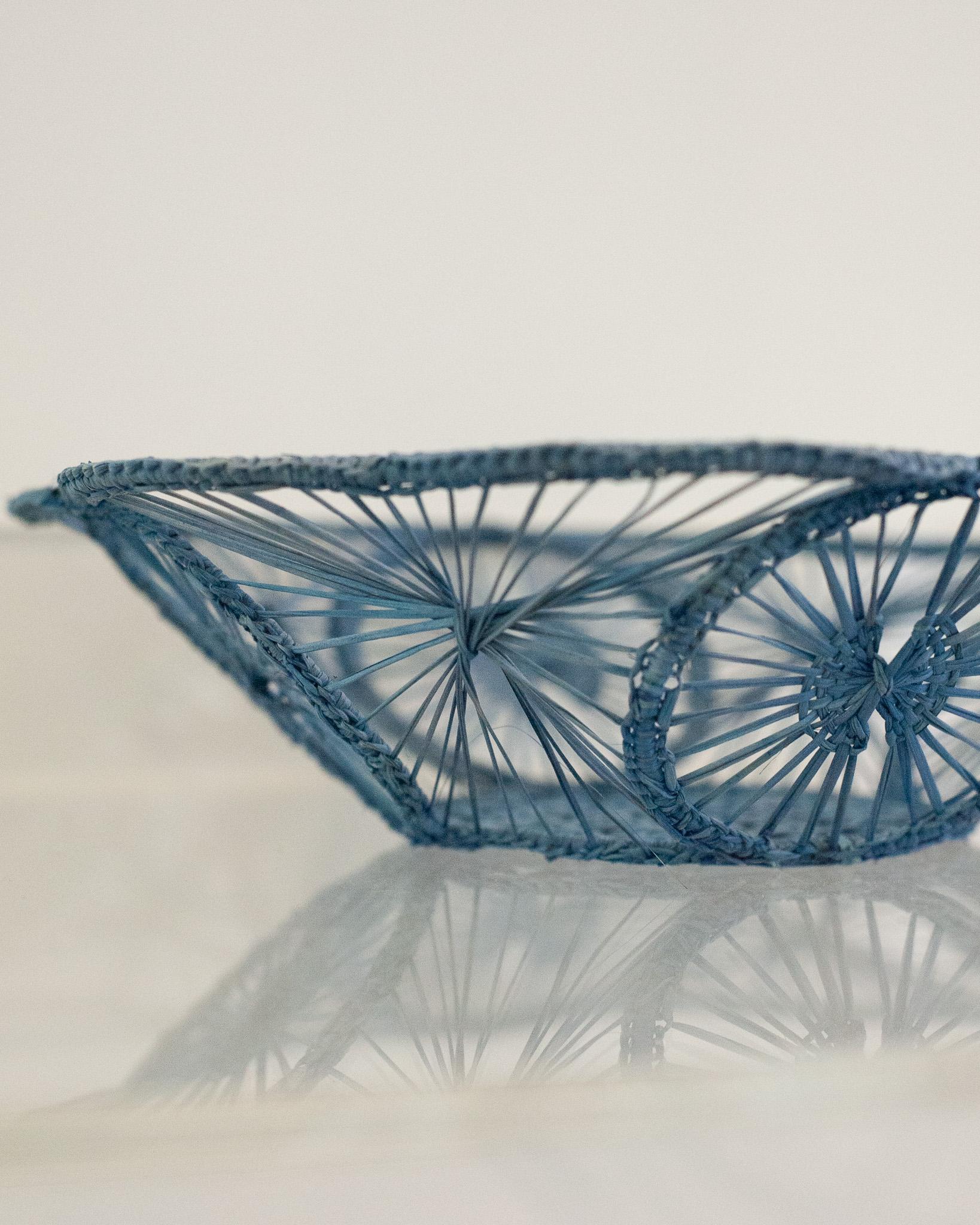 Contemporary Round Woven Rattan Bowl / Basket in Sky Blue (Kolumbianisch) im Angebot