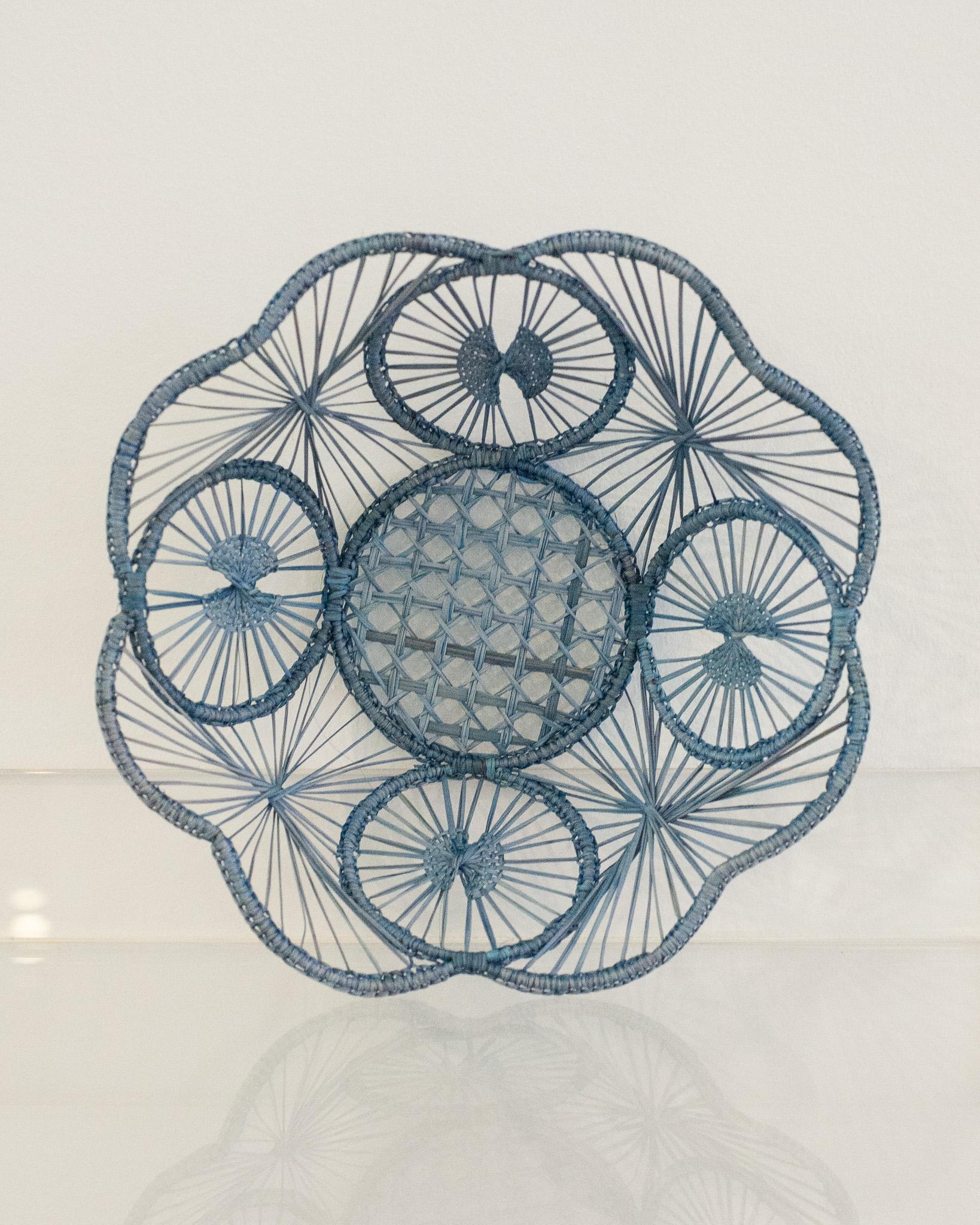 Contemporary Round Woven Rattan Bowl / Basket in Sky Blue (Handgewebt) im Angebot