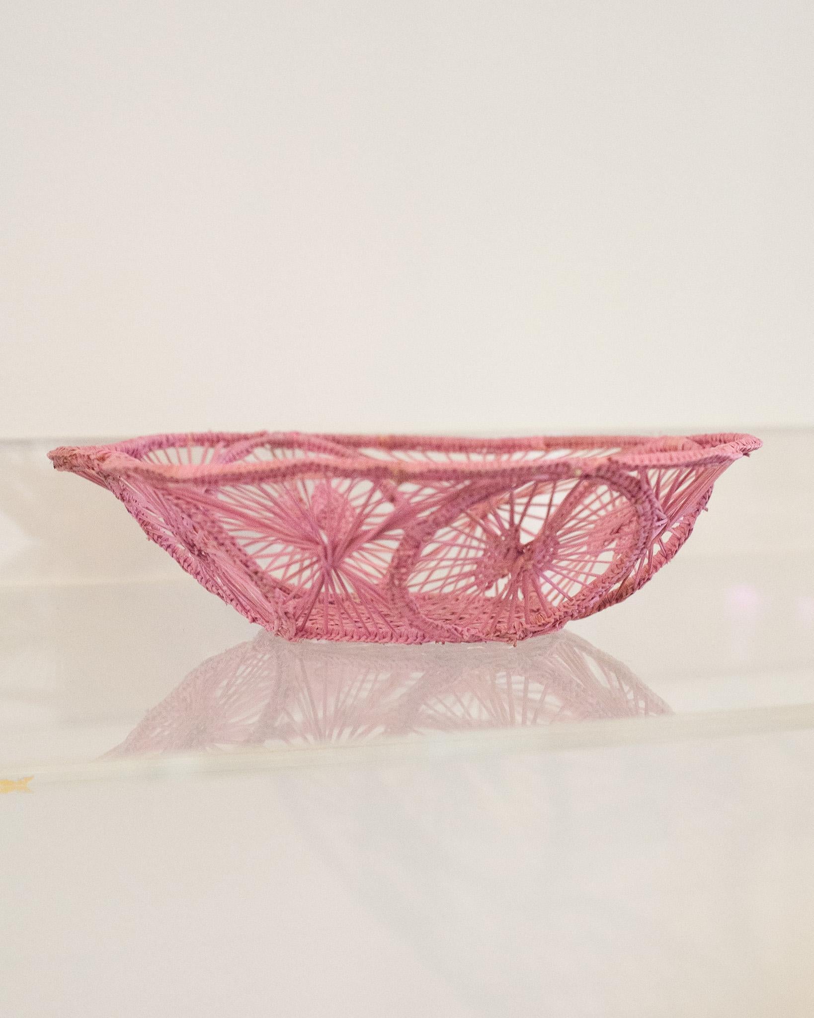 Rehaussez votre table avec ce superbe bol / panier à pain en rotin tressé à la main. Finement élaborée par des artisans experts, cette pièce met en valeur la technique classique du tissage d'une manière moderne. De Jean Michel Frank à la maison
