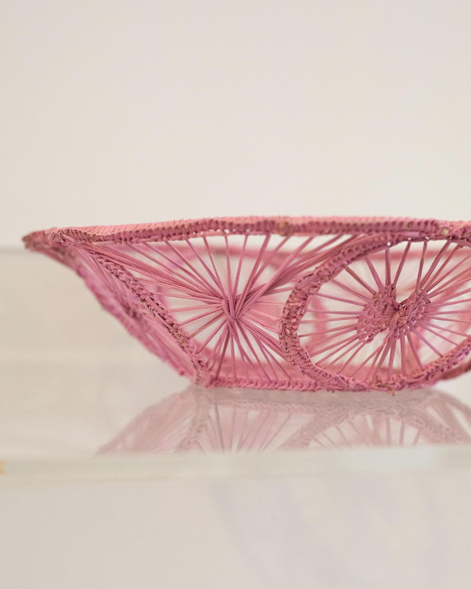 Colombien Bol / panier rond contemporain en rotin tressé, rose tendre en vente