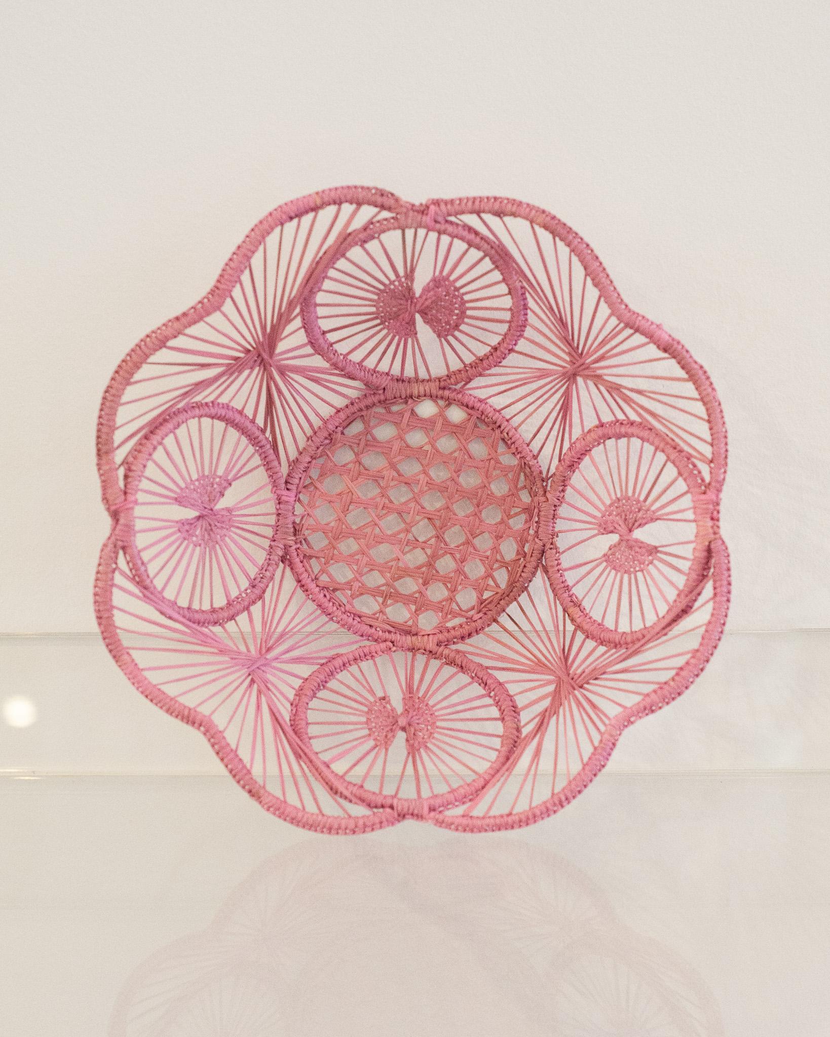 Tissé à la main Bol / panier rond contemporain en rotin tressé, rose tendre en vente