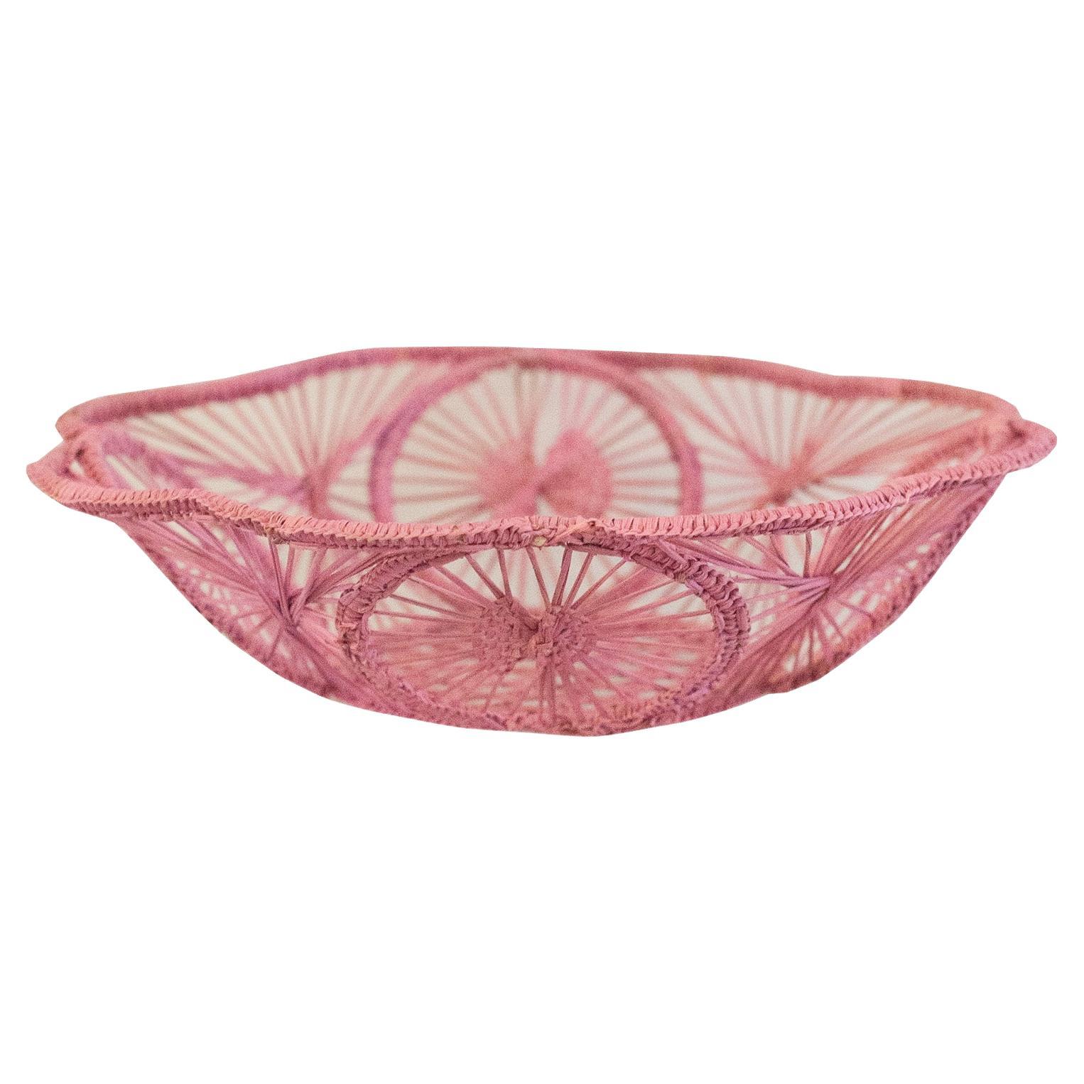 Bol / panier rond contemporain en rotin tressé, rose tendre