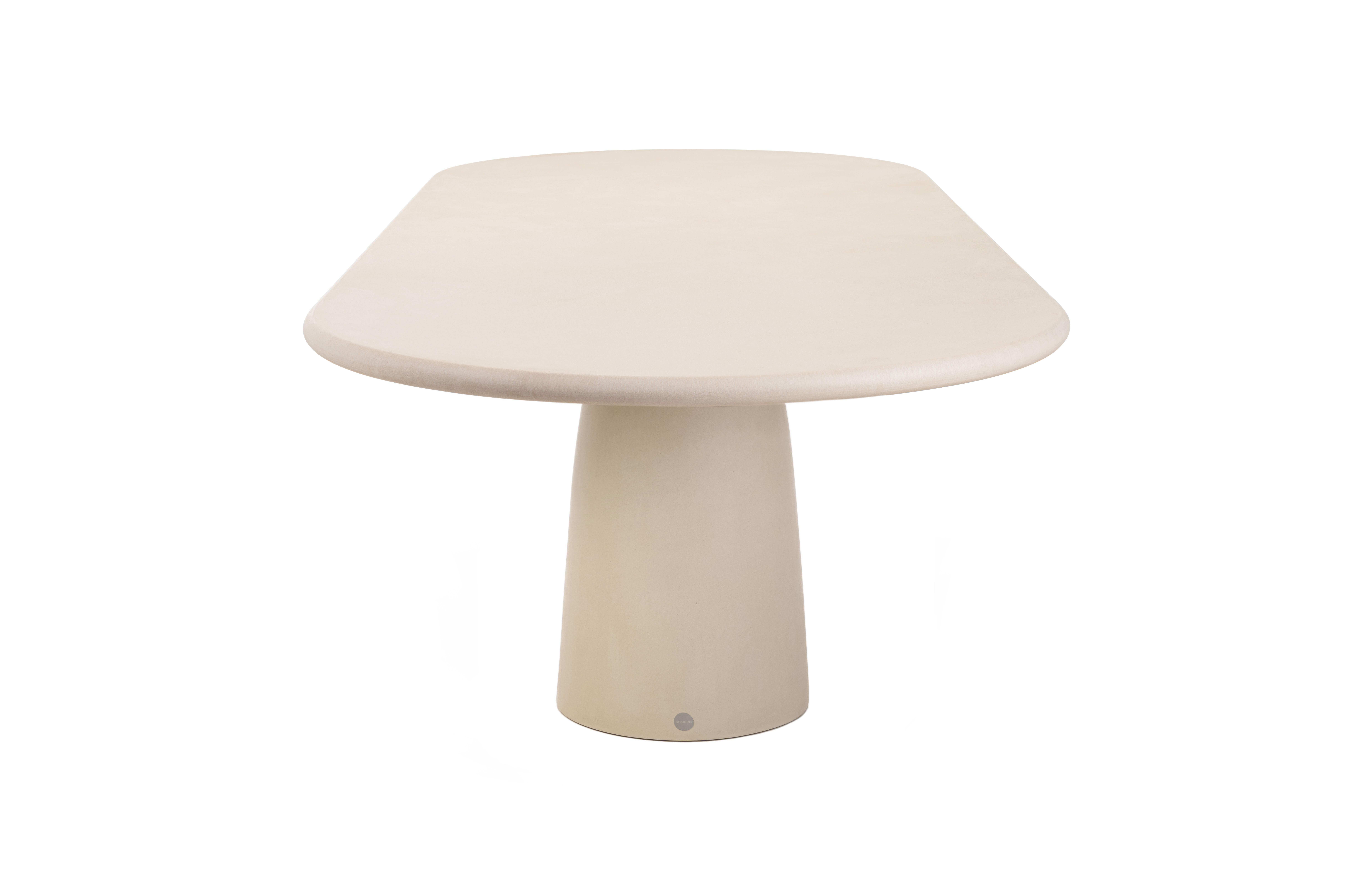 Mesa de yeso natural de diseño belga contemporáneo, hecha a mano, con un carácter texturizado y terroso.

Uso interior (precio exterior +10%)

Inspirado en la forma del menhir; una piedra vertical y alargada colocada por los pueblos prehistóricos en