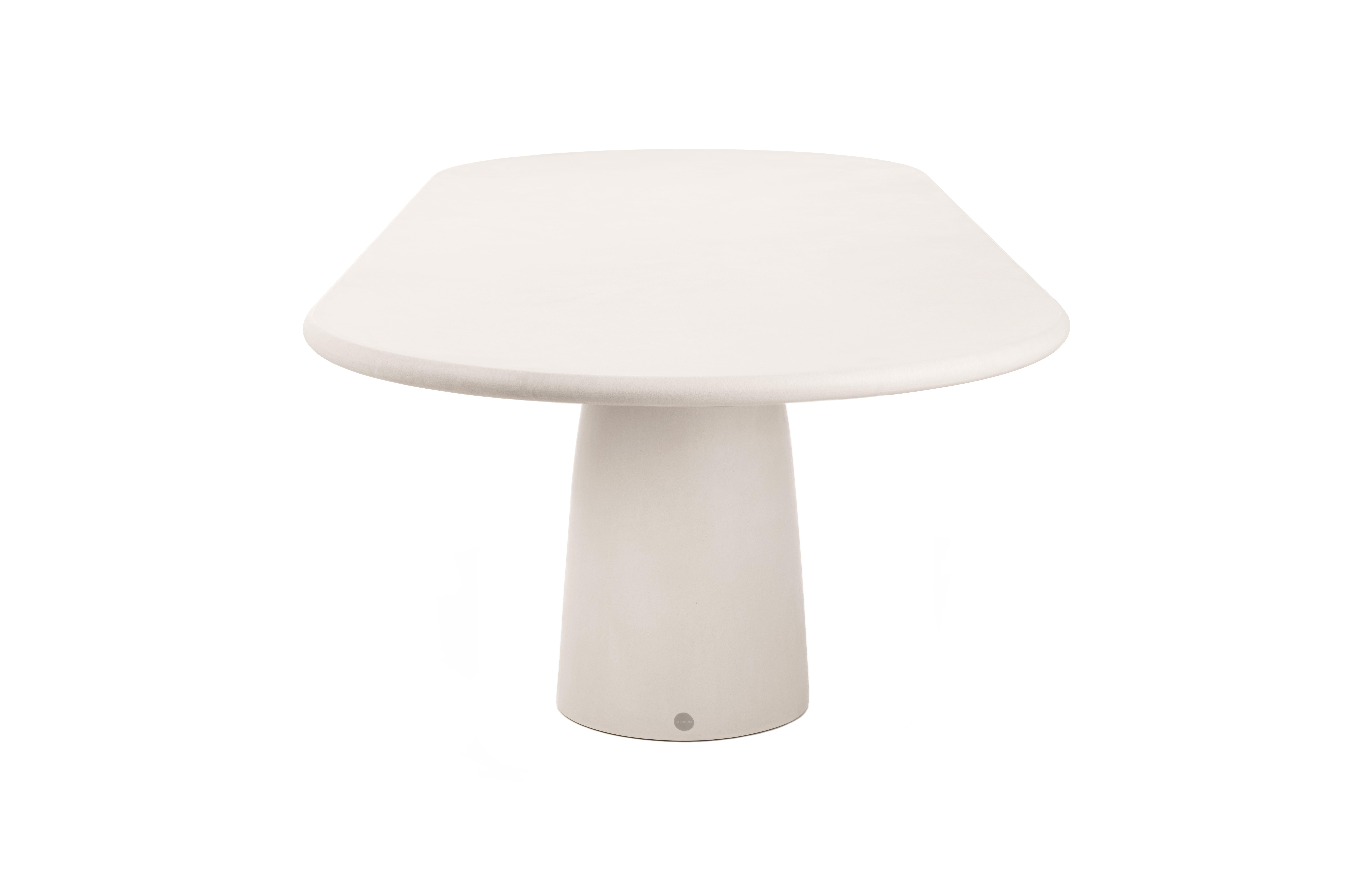 Mesa de yeso natural de diseño belga contemporáneo, hecha a mano, con un carácter texturizado y terroso.

Uso interior (precio exterior +10%)

Inspirado en la forma del menhir; una piedra vertical y alargada colocada por los pueblos prehistóricos en