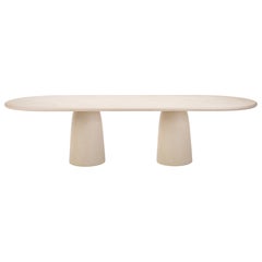 Table "Menhir" contemporaine arrondie en plâtre naturel 420 cm par Isabelle Beaumont