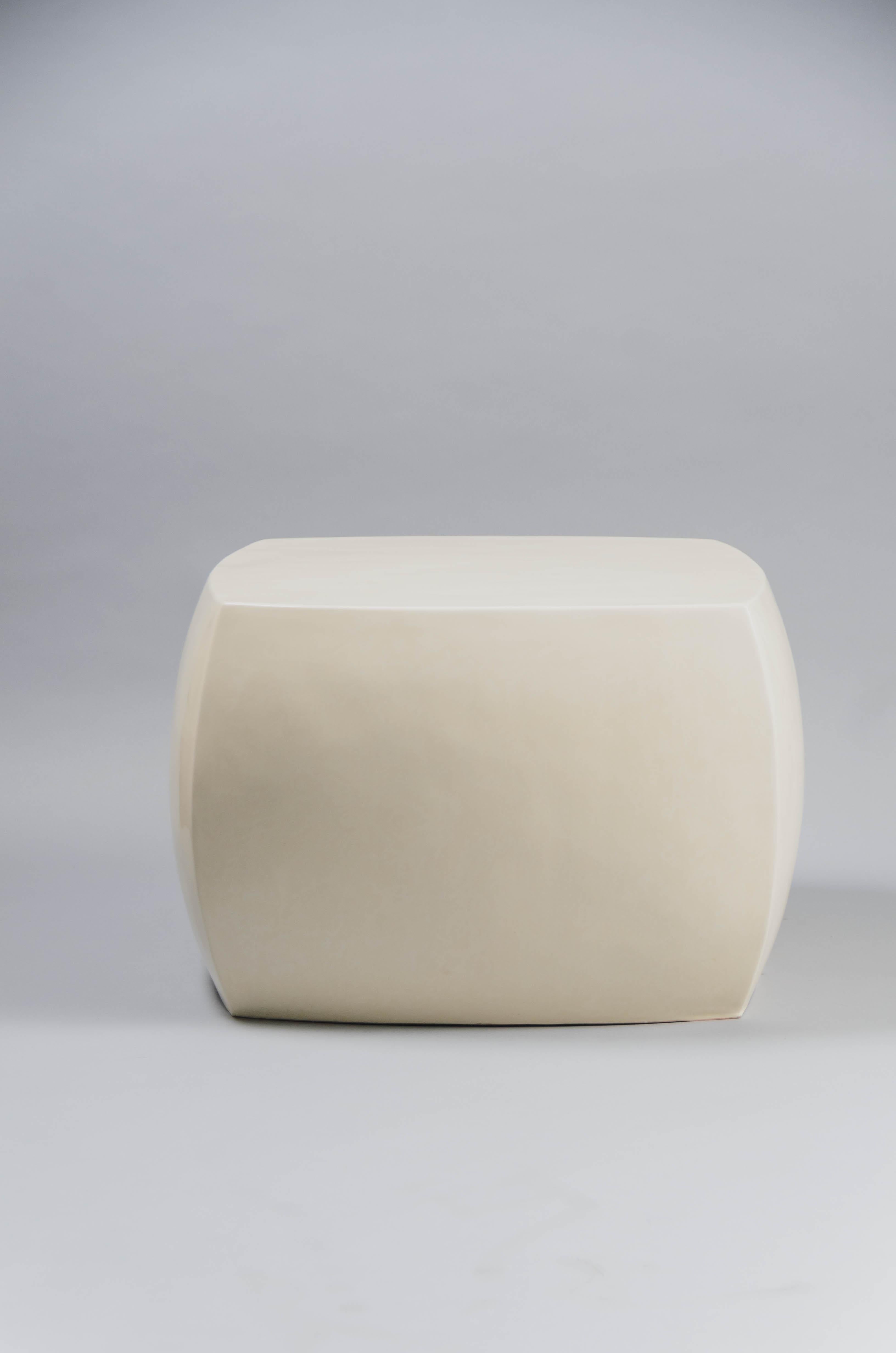 Rounded square drumstool
Cream Lacquer
Hand Repoussé
Contemporary
21 1/4
