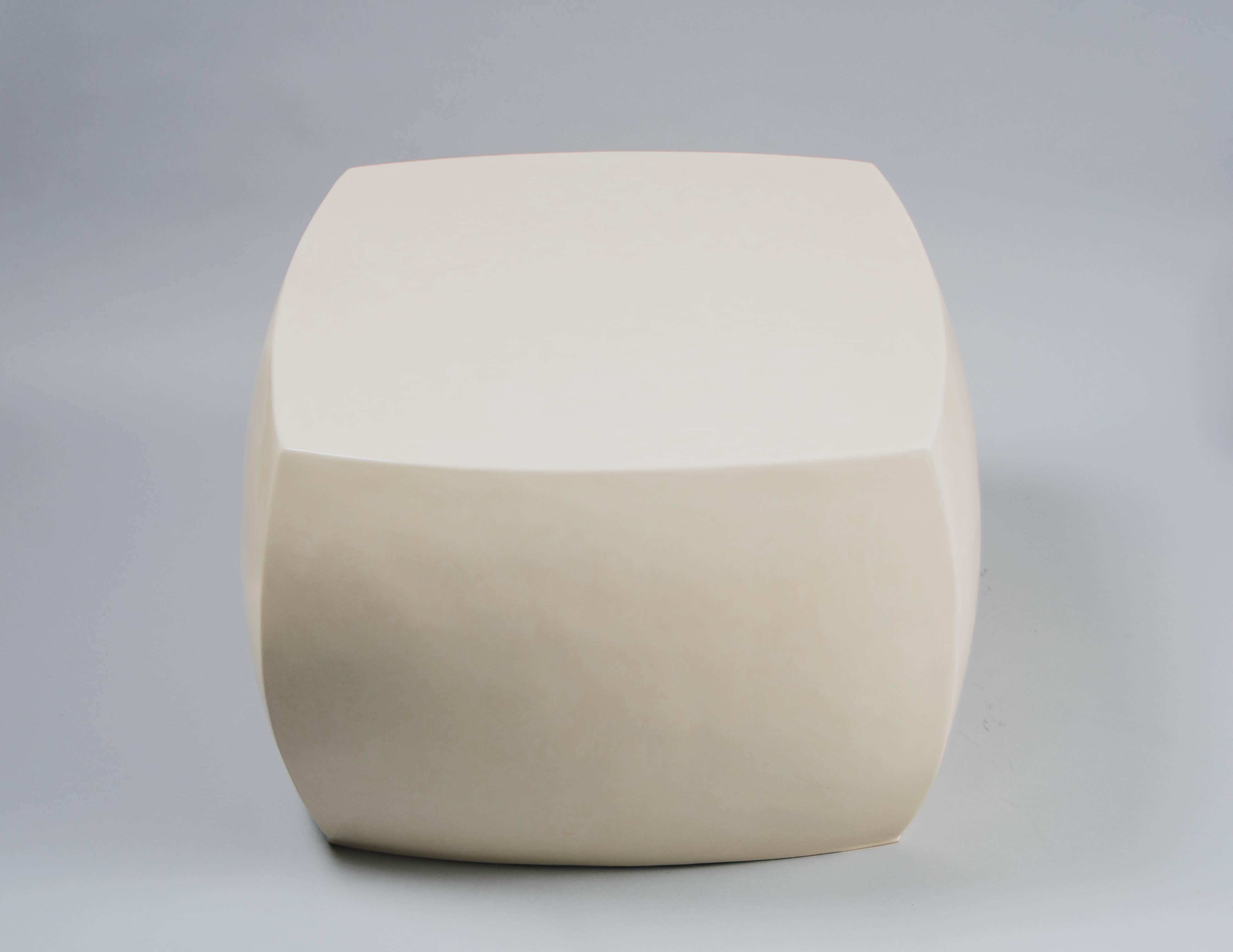 Moderne Tabouret de tambour carré arrondi contemporain en laque crème de Robert Kuo en vente