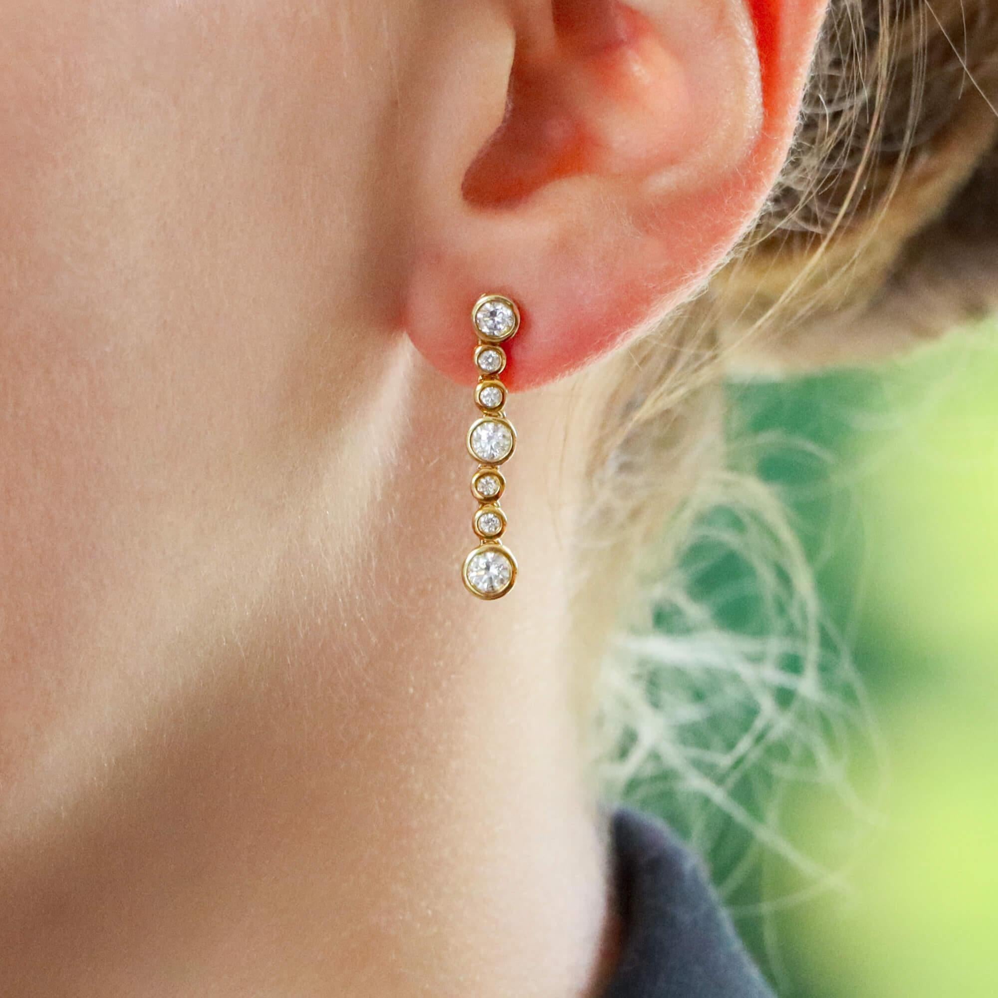 Contemporain Boucles d'oreilles contemporaines en goutte en or jaune 18 carats serties de diamants montés en serti clos