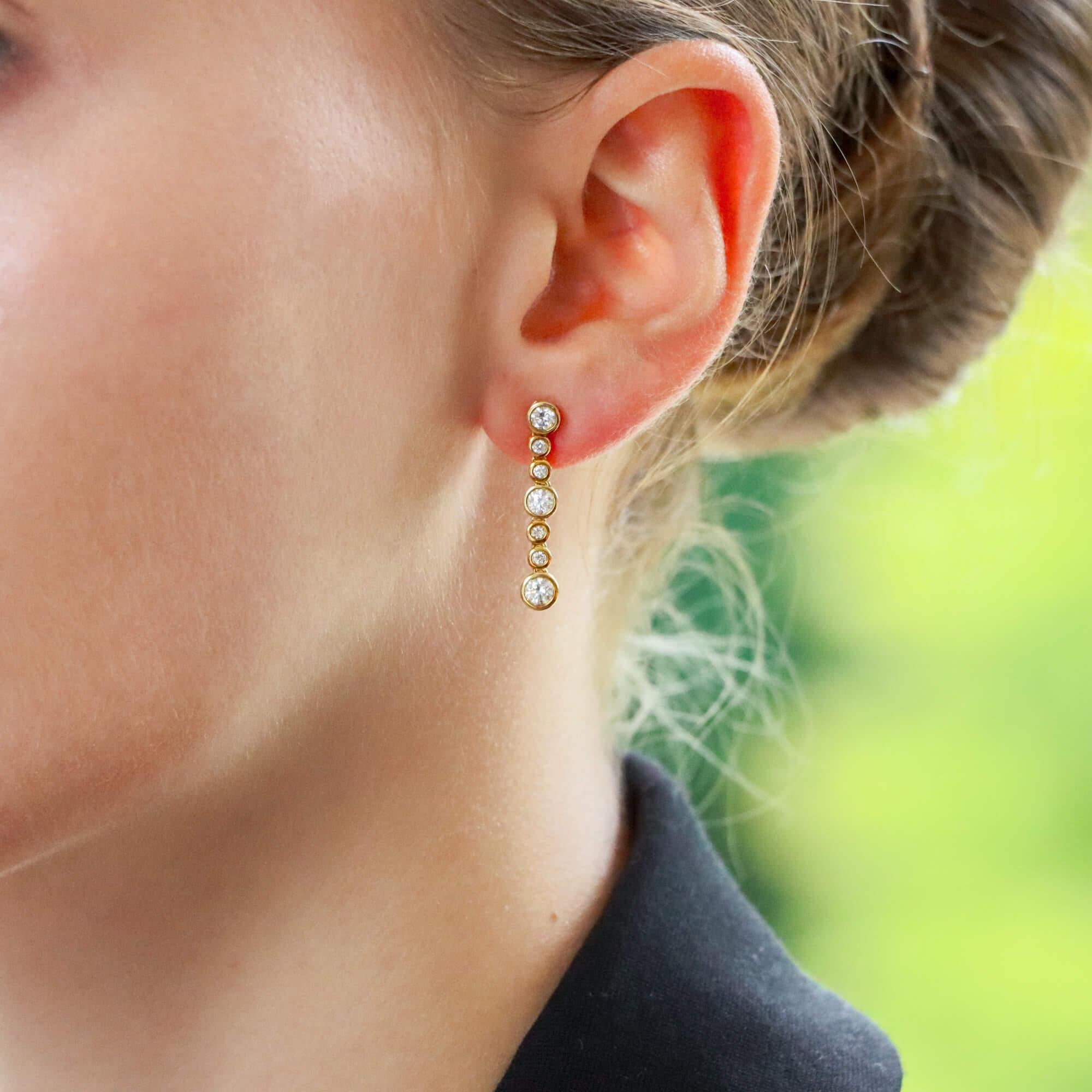  Une belle paire de boucles d'oreilles contemporaines en diamant, serties en or jaune 18 carats.

Chaque boucle d'oreille est composée de 7 diamants ronds de taille brillante, sertis par frottement de manière sécurisée dans un design gradué. Ils