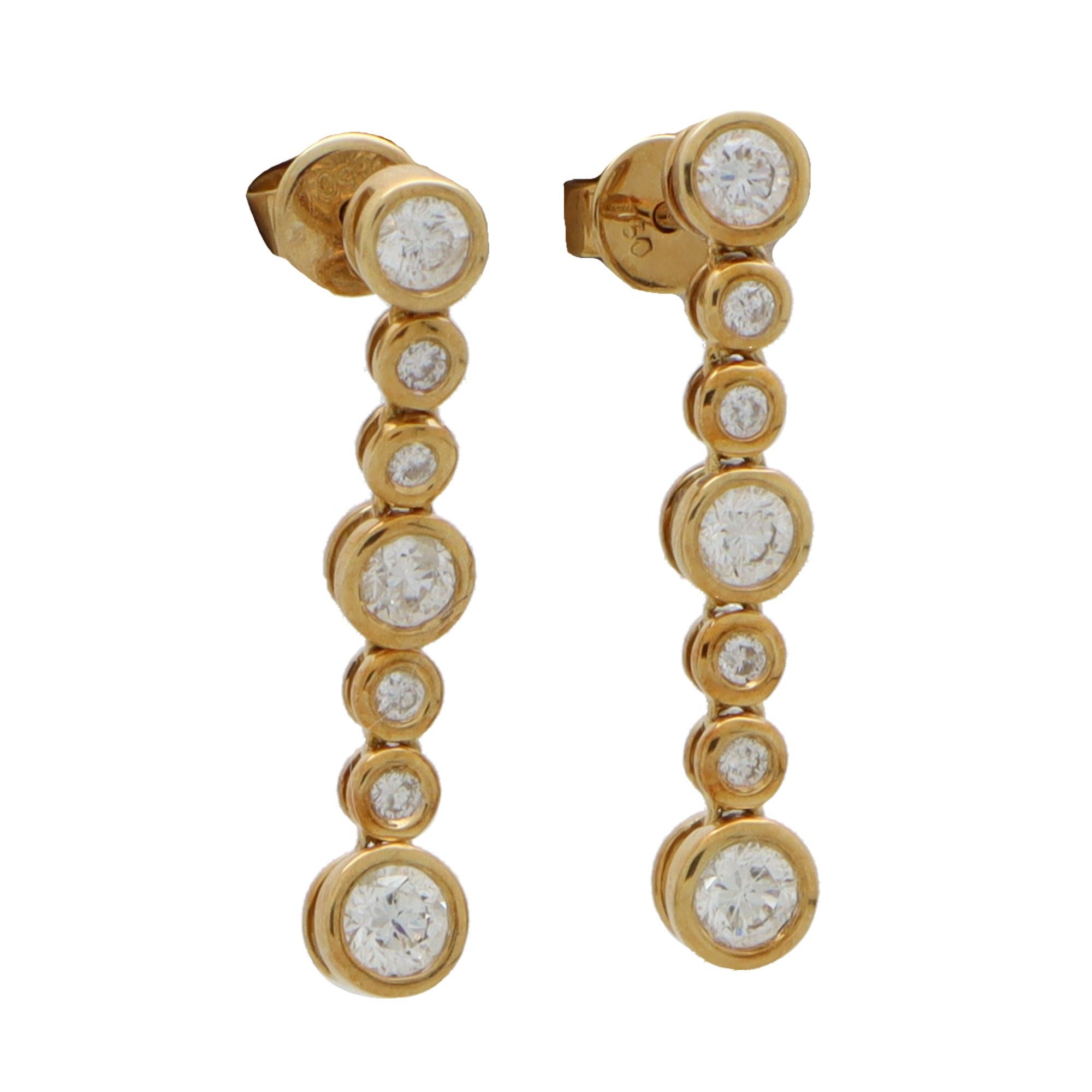 Taille ronde Boucles d'oreilles contemporaines en goutte en or jaune 18 carats serties de diamants montés en serti clos
