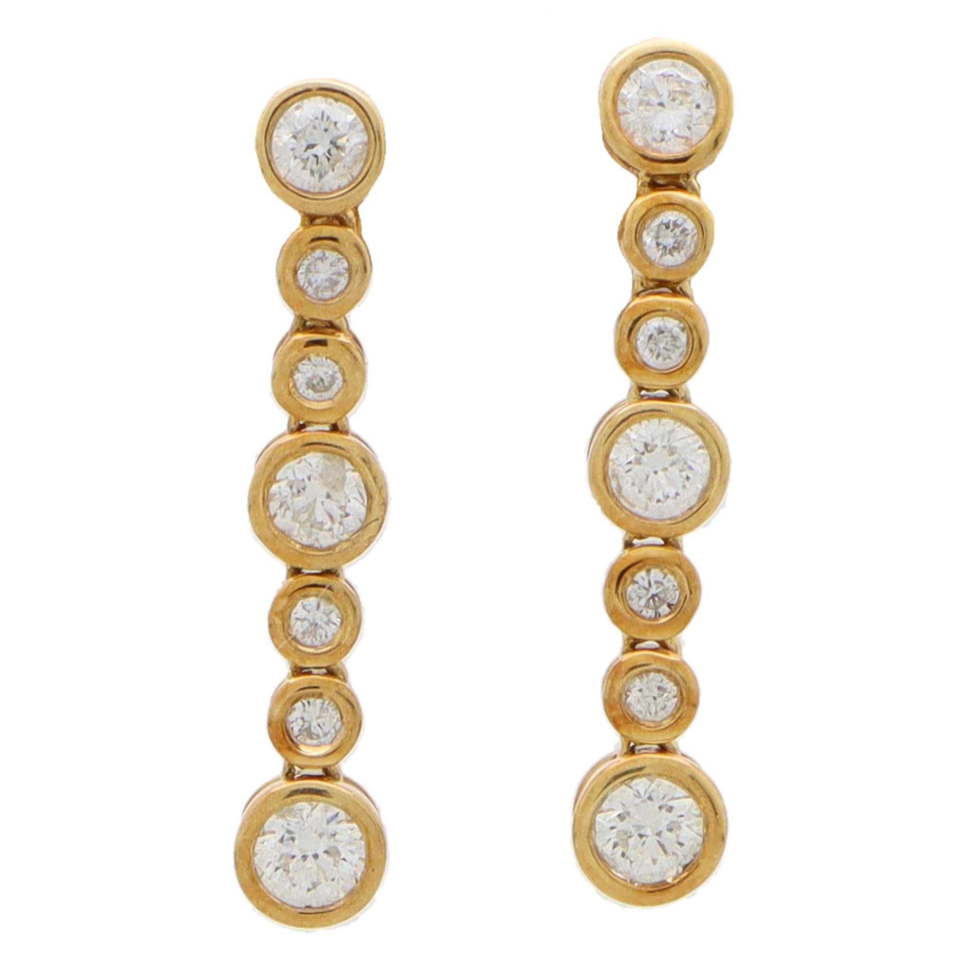 Boucles d'oreilles contemporaines en goutte en or jaune 18 carats serties de diamants montés en serti clos Excellent état à London, GB