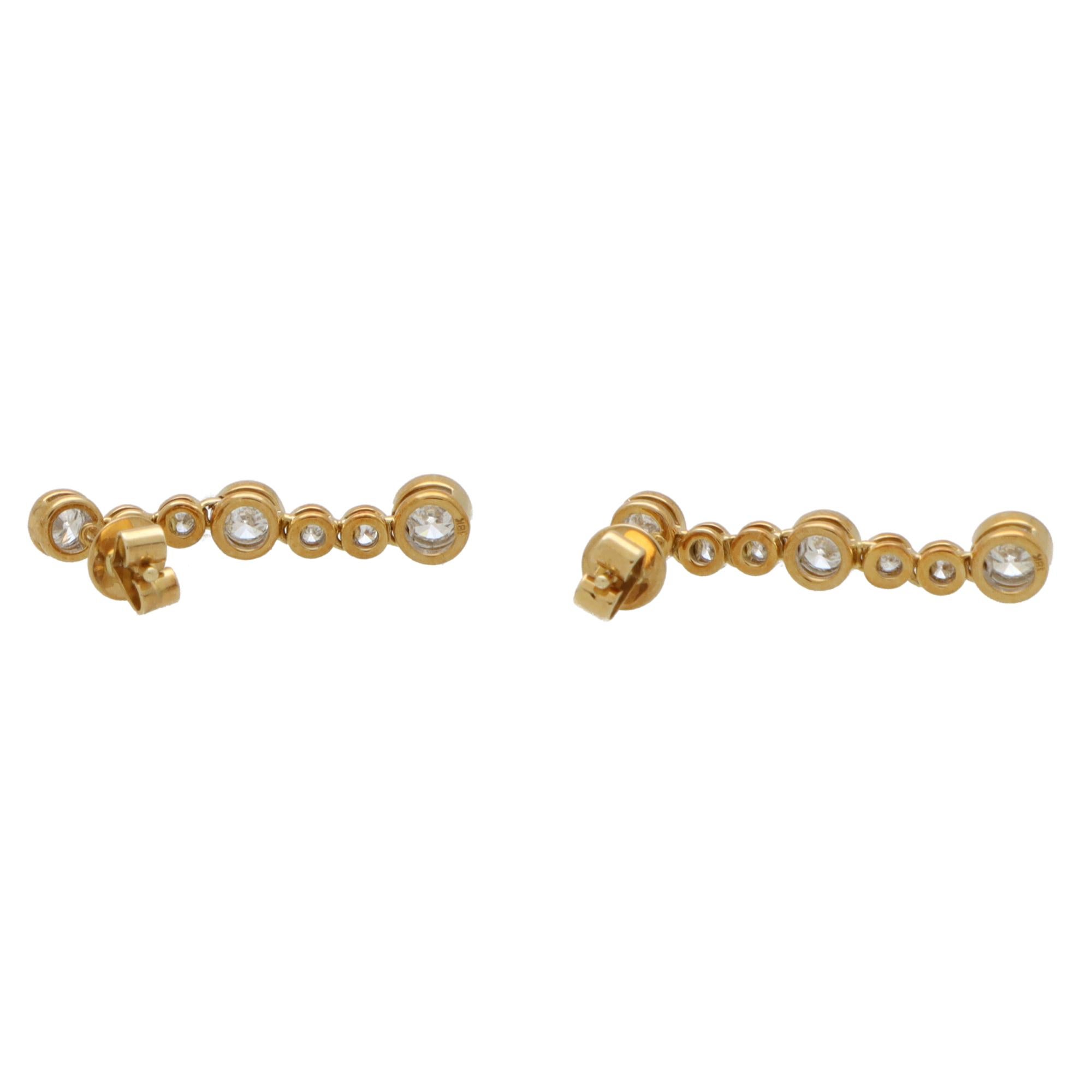 Boucles d'oreilles contemporaines en goutte en or jaune 18 carats serties de diamants montés en serti clos 1