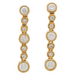 Boucles d'oreilles contemporaines en goutte en or jaune 18 carats serties de diamants montés en serti clos