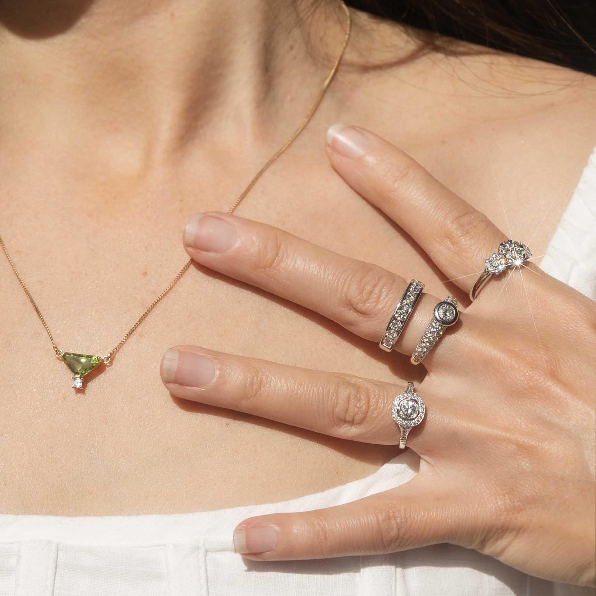 Contemporary Rubover Diamond Cluster Ring 18 Carat Yellow Gold In Good Condition For Sale In Hamilton, AU