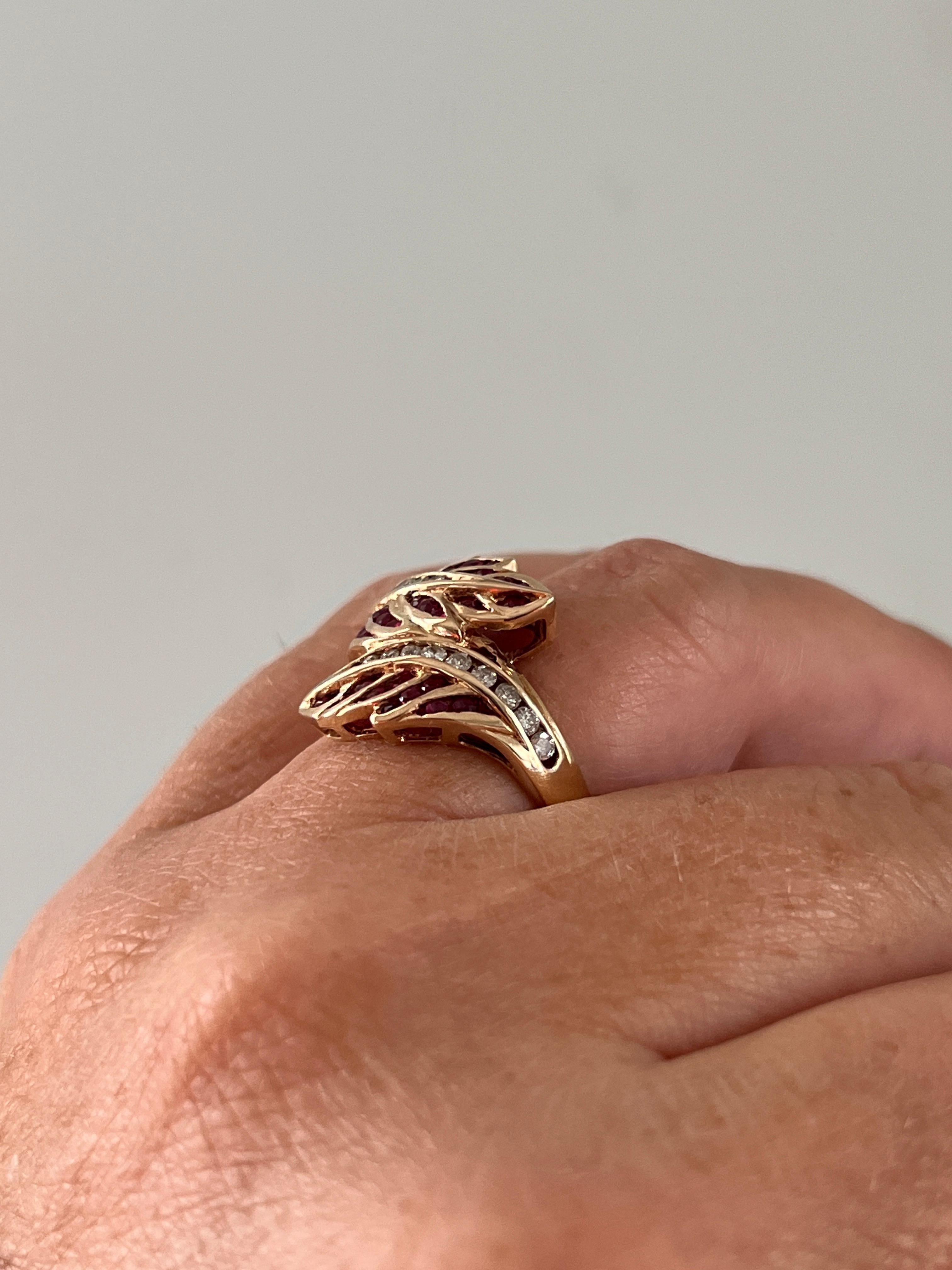 Zeitgenössischer Rubin- und Diamantring aus 14k Gelbgold mit Blattdesign im Angebot 5