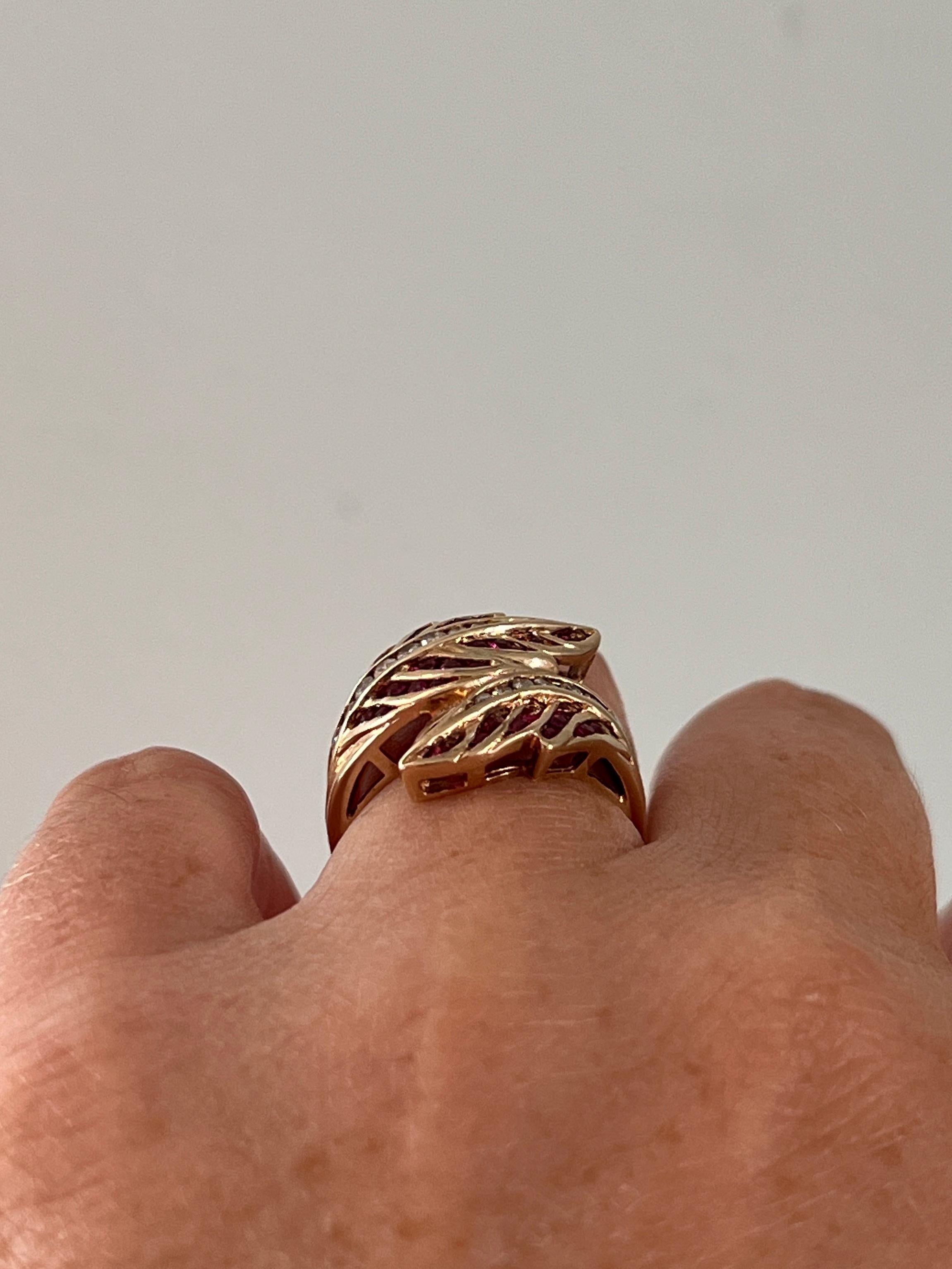 Zeitgenössischer Rubin- und Diamantring aus 14k Gelbgold mit Blattdesign im Angebot 6