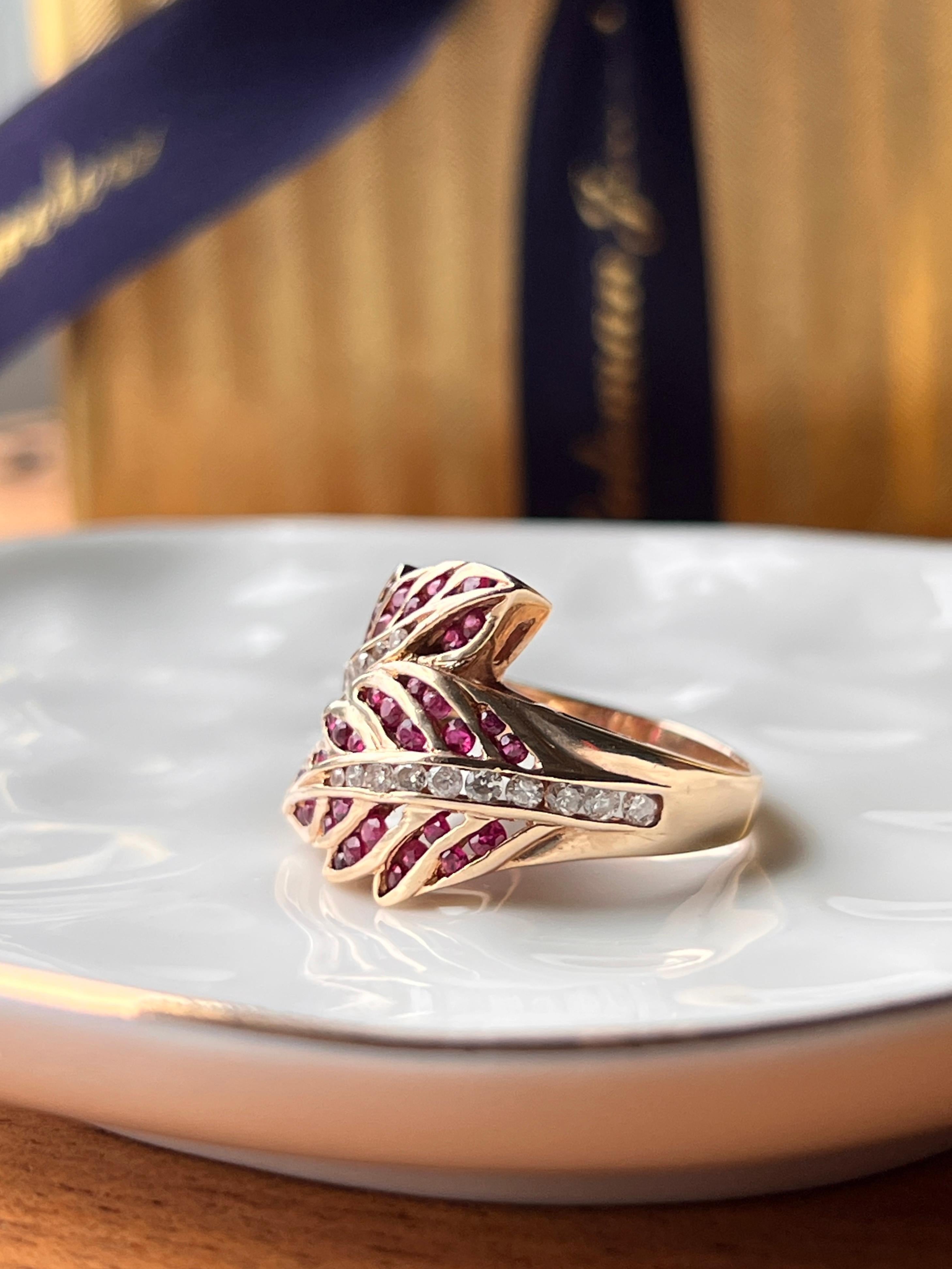Zeitgenössischer Rubin- und Diamantring aus 14k Gelbgold mit Blattdesign (Rundschliff) im Angebot